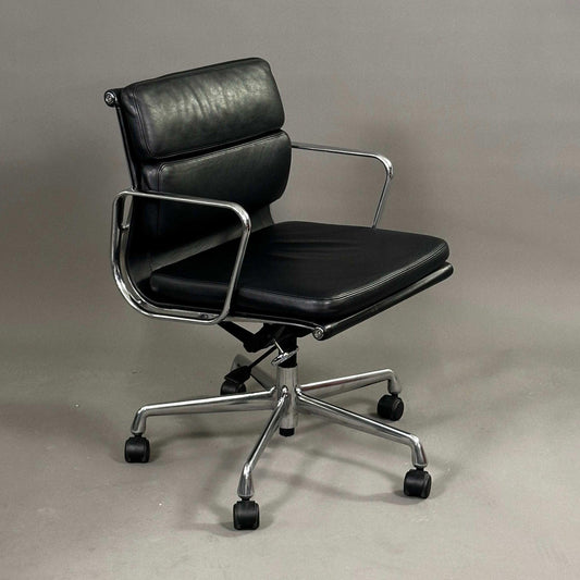 Vitra EA 217 Bürostuhl mit schwarzem Lederbezug und Aluminiumgestell, drehbar und höhenverstellbar