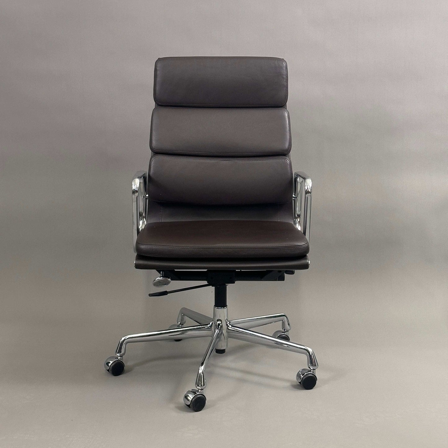 Vitra EA 219 Bürostuhl mit dunkelbraunem Lederbezug und chromgestell, höhenverstellbar mit arretierbarer Rückneigemechanik