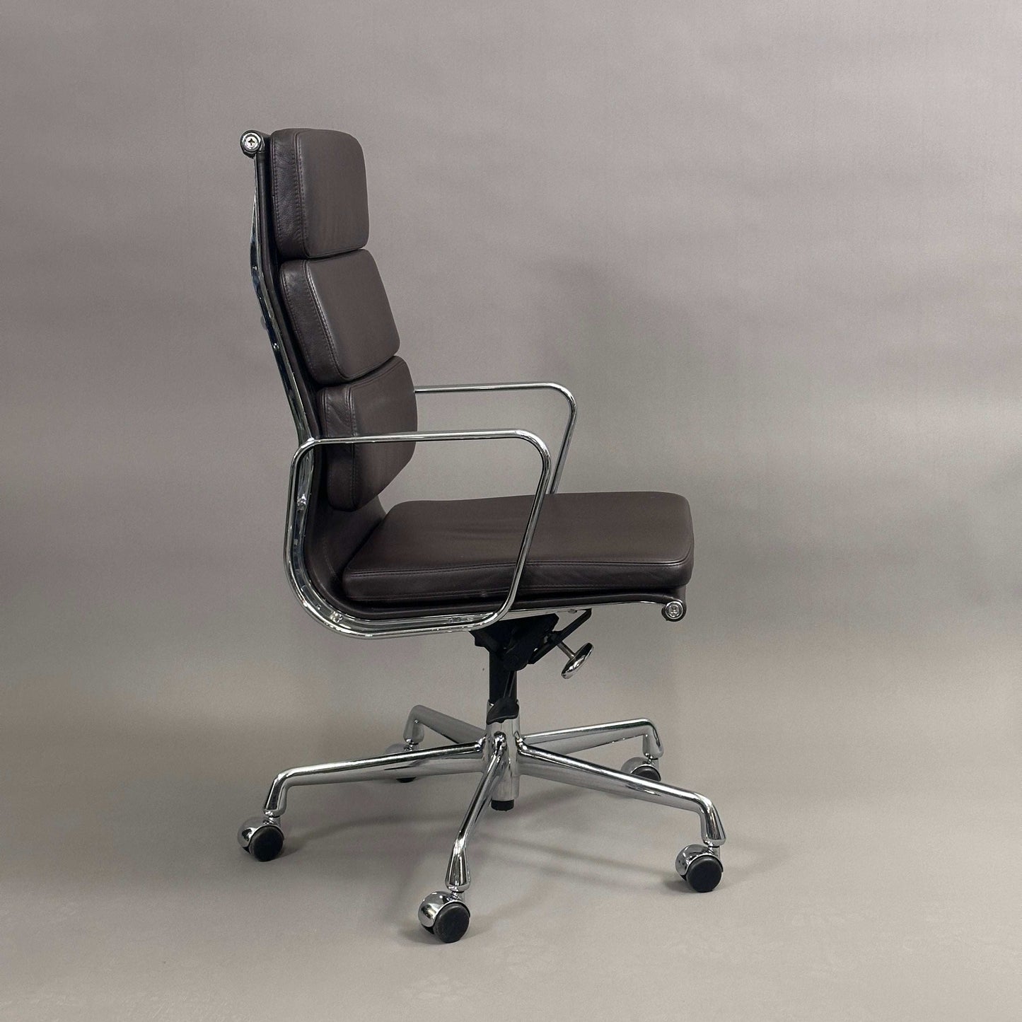 Vitra EA 219 Bürostuhl aus dunkelbraunem Leder mit verstellbarer Rückenlehne und Chromgestell