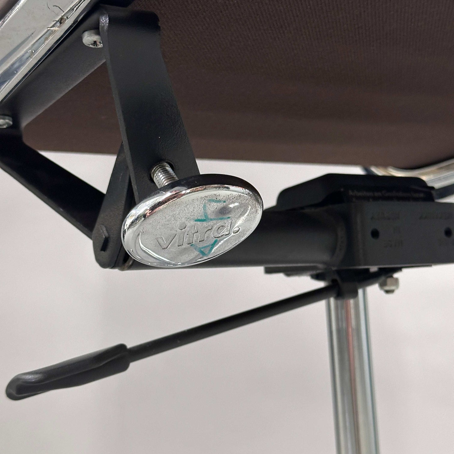 Vitra EA 219 Drehstuhl mit dunkelbraunem Lederbezug und Chromgestell, verstellbare Sitzhöhe und Rückneigung