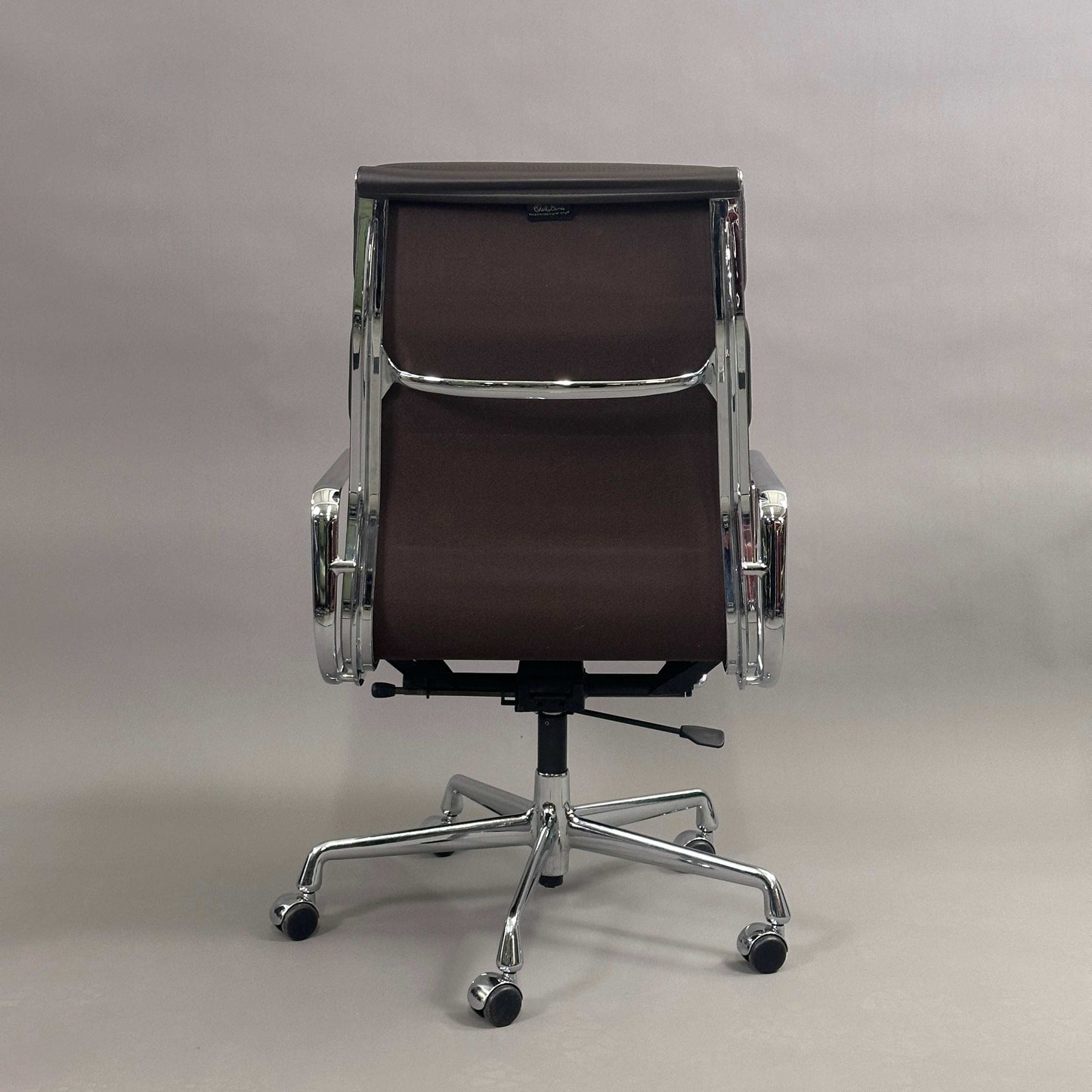 Vitra EA 219 Bürostuhl mit dunkelbraunem Lederbezug und verchromtem Gestell, höhenverstellbar und mit arretierbarer Rückneigemechanik.