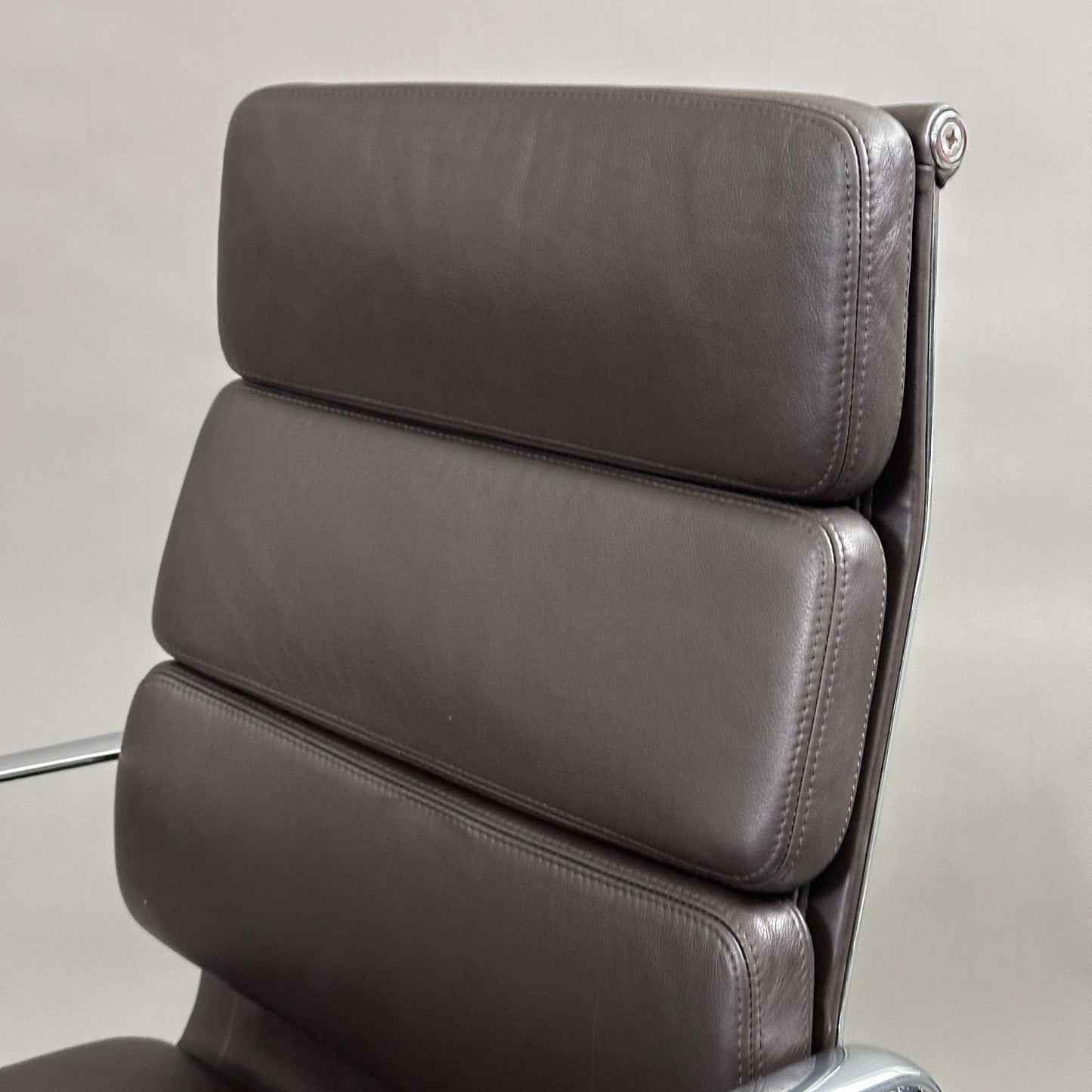 Vitra EA 219 Lederstuhl dunkelbraun mit Chromgestell und verstellbarer Rückenlehne