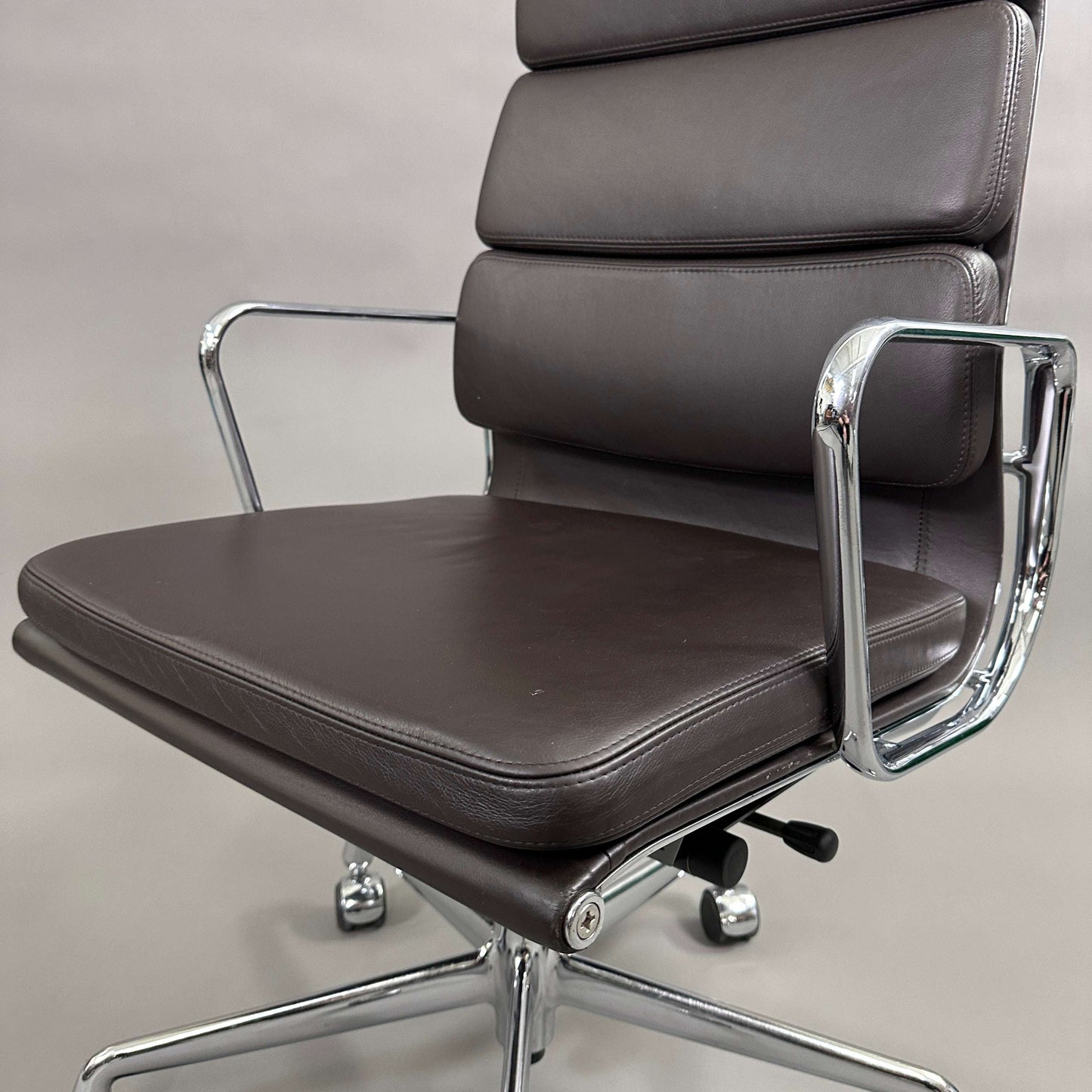 Vitra EA 219 Bürostuhl mit dunkelbraunem Lederbezug und verchromtem Gestell, höhenverstellbar und mit arretierbarer Rückneigemechanik