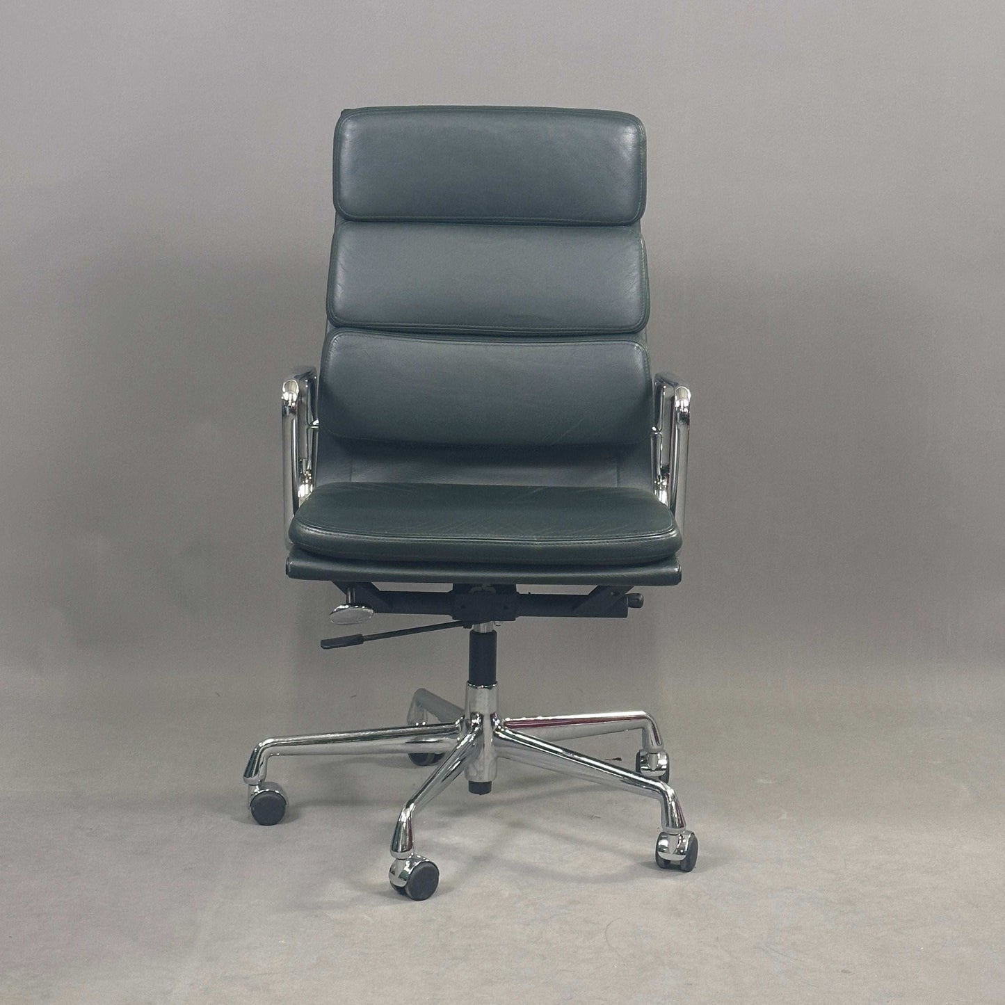 Vitra EA 219 Bürostuhl aus dunkelgrünem Leder mit chromgestell und verstellbarer Rückneigemechanik