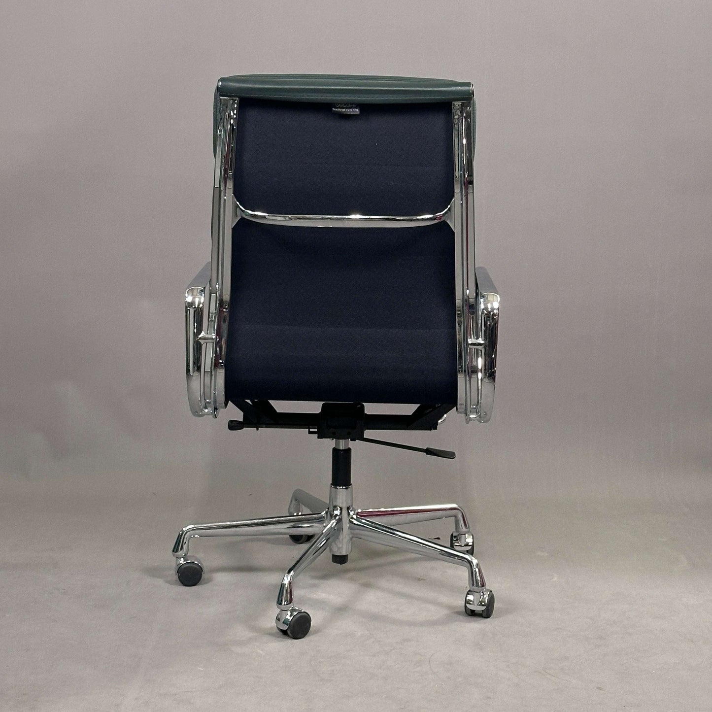 Vitra EA 219 Eames Alu Chair mit dunkelgrünem Lederbezug und chromfarbenem Gestell, ergonomischer Bürostuhl mit verstellbarer Rückenlehne und Sitzhöhe
