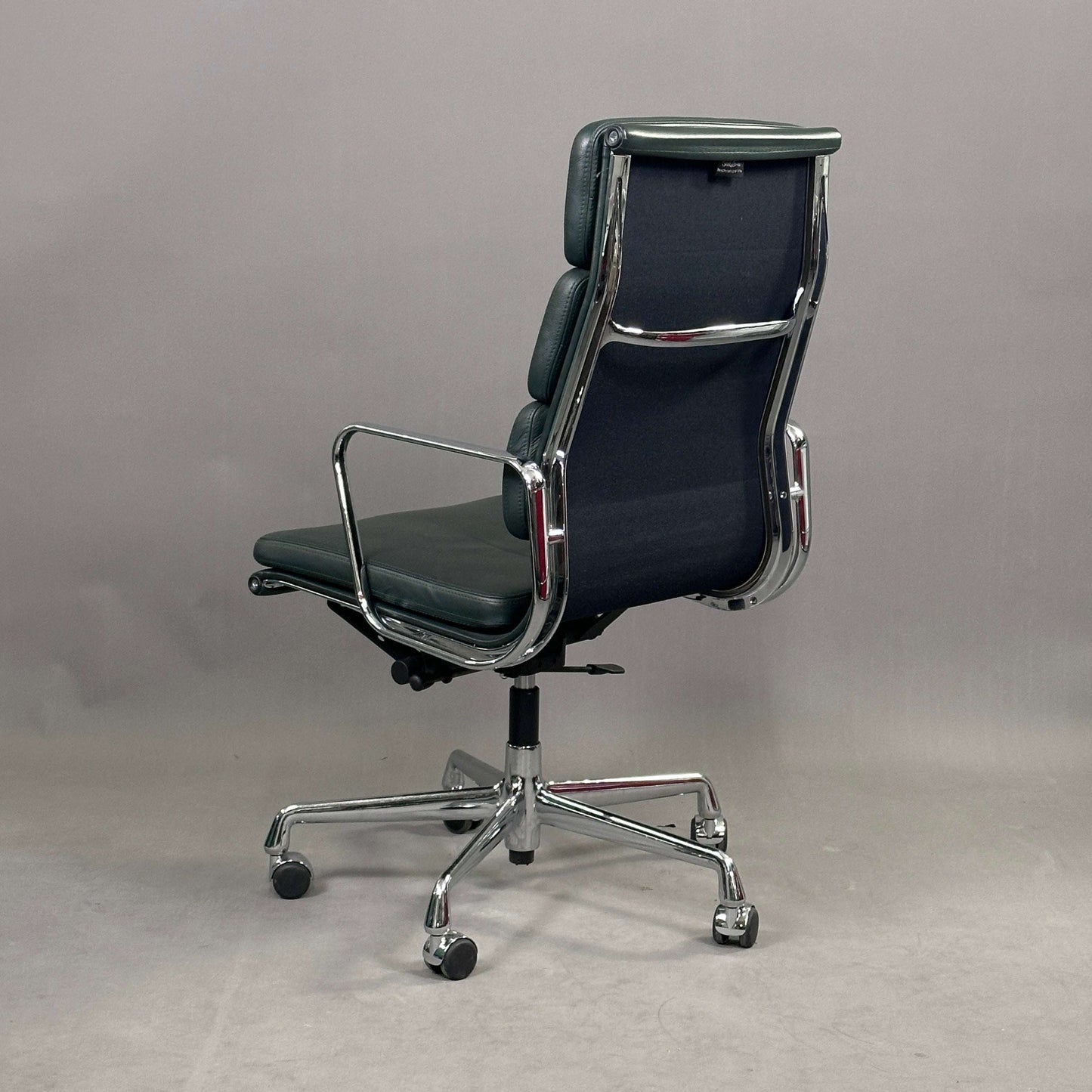 Vitra EA 219 Bürostuhl mit dunkelgrünem Lederbezug und verchromtem Gestell, höhenverstellbar und mit arretierbarer Rückneigemechanik