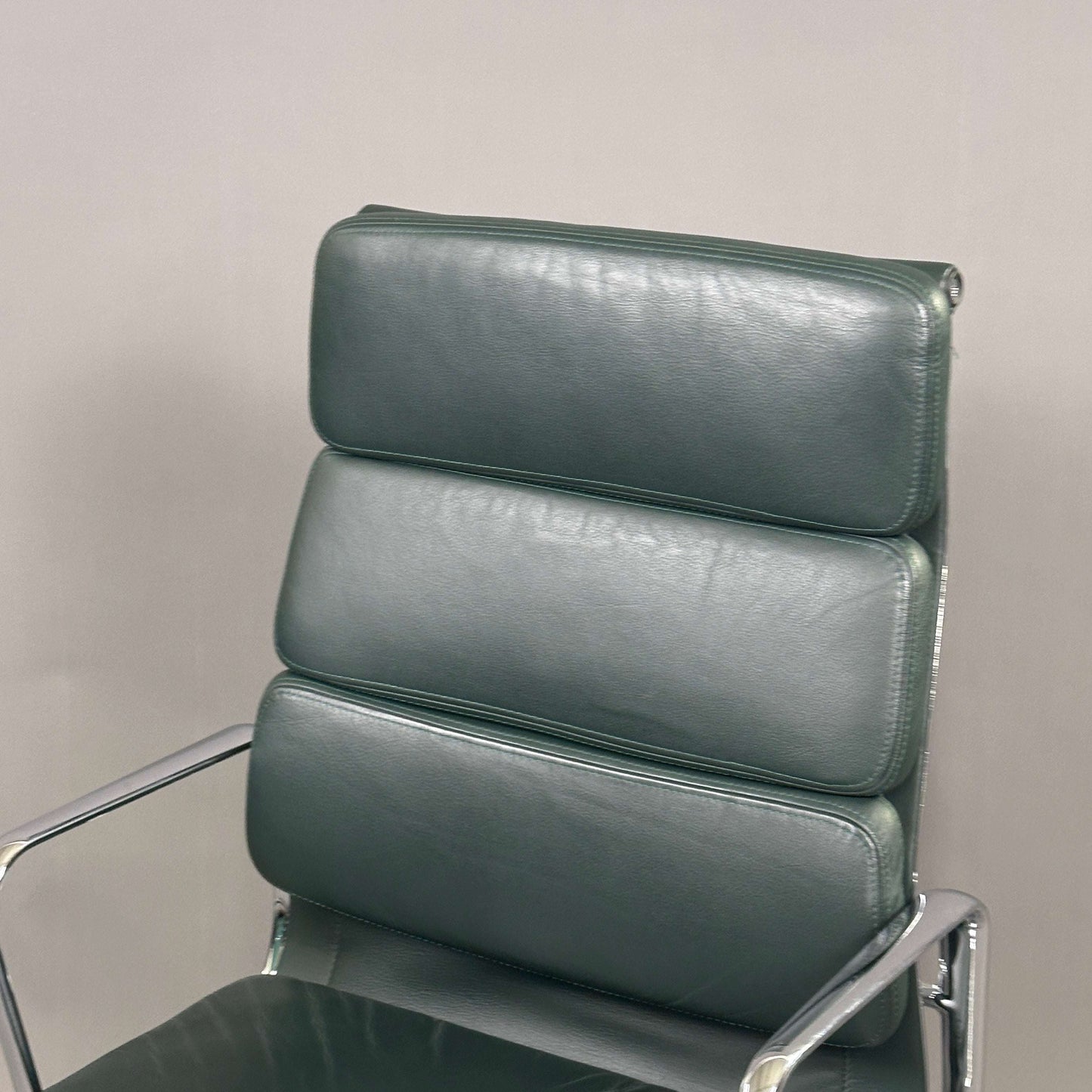Vitra EA 219 Eames Alu Chair mit dunkelgrünem Lederbezug und chromfarbenem Gestell, ergonomischer Bürostuhl mit höhenverstellbarer Sitzfläche