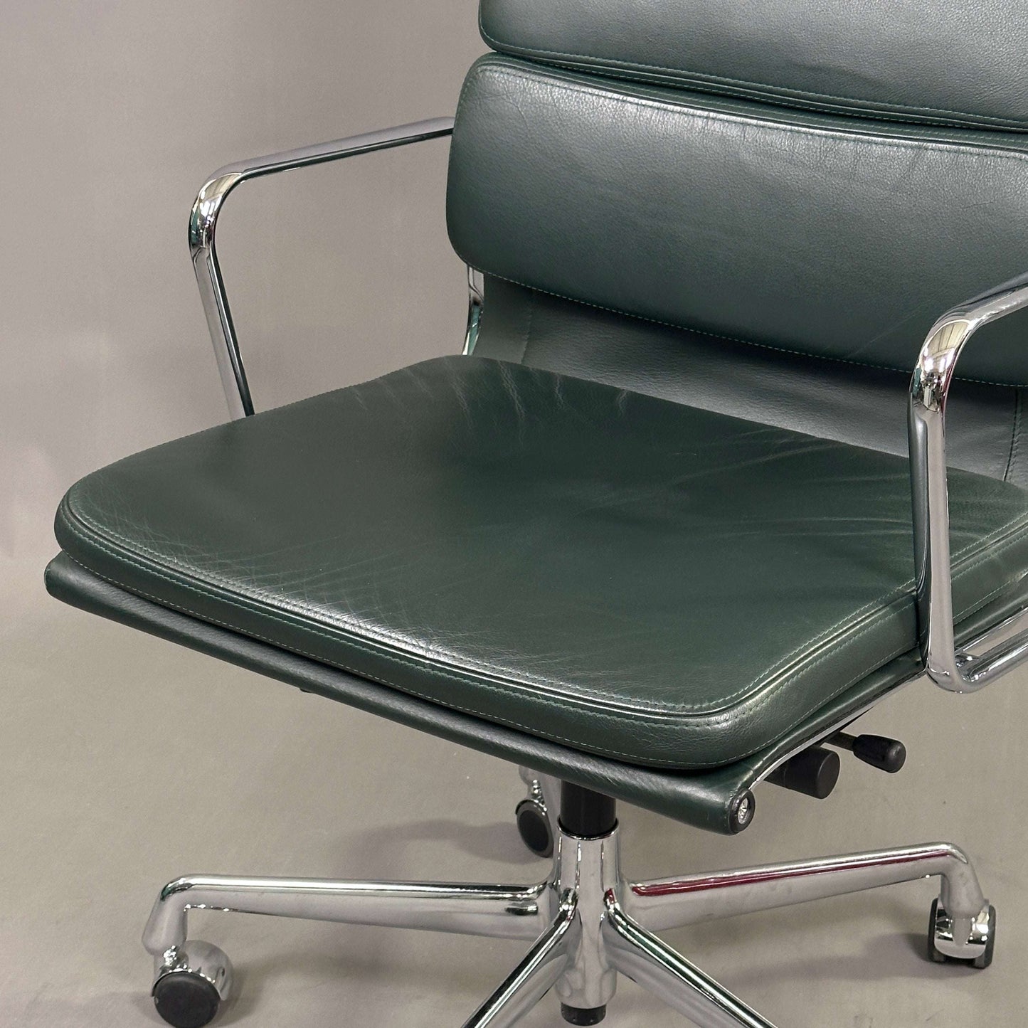 Vitra EA 219 Bürostuhl aus dunkelgrünem Leder mit Chromgestell und verstellbarer Rückenlehne