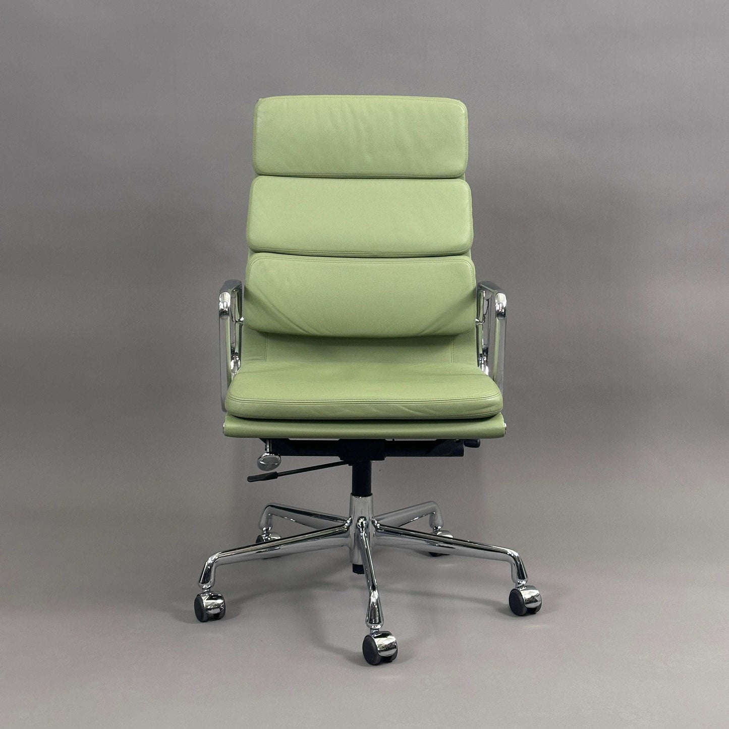 Vitra EA 219 Bürostuhl mit hellgrünem Lederbezug und Chromgestell, verstellbare Rückenlehne und Sitzhöhe