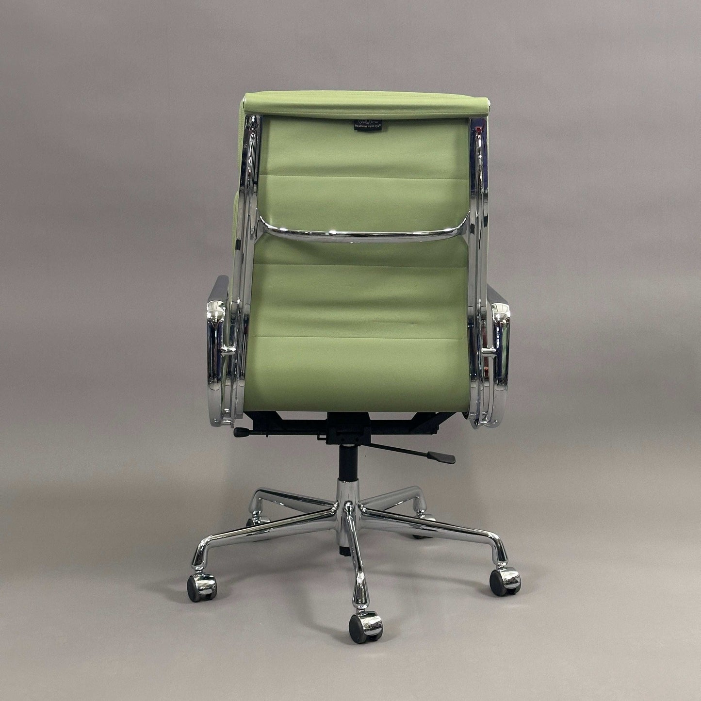 Vitra EA 219 Bürostuhl mit hellgrünem Lederbezug und chromgestell, verstellbare Rückenlehne und Sitzhöhe