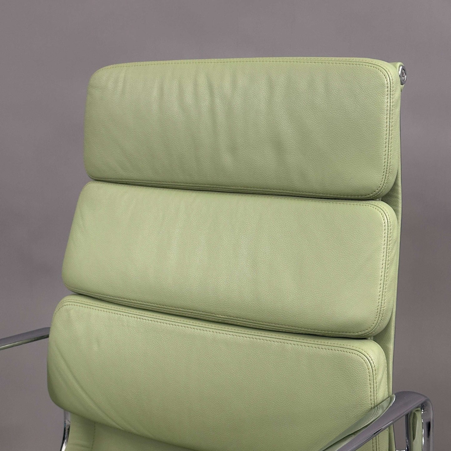 Vitra EA 219 Eames Alu Chair mit hellgrünem Lederbezug und Chromgestell, verstellbare Rückneigemechanik und Sitzhöhe