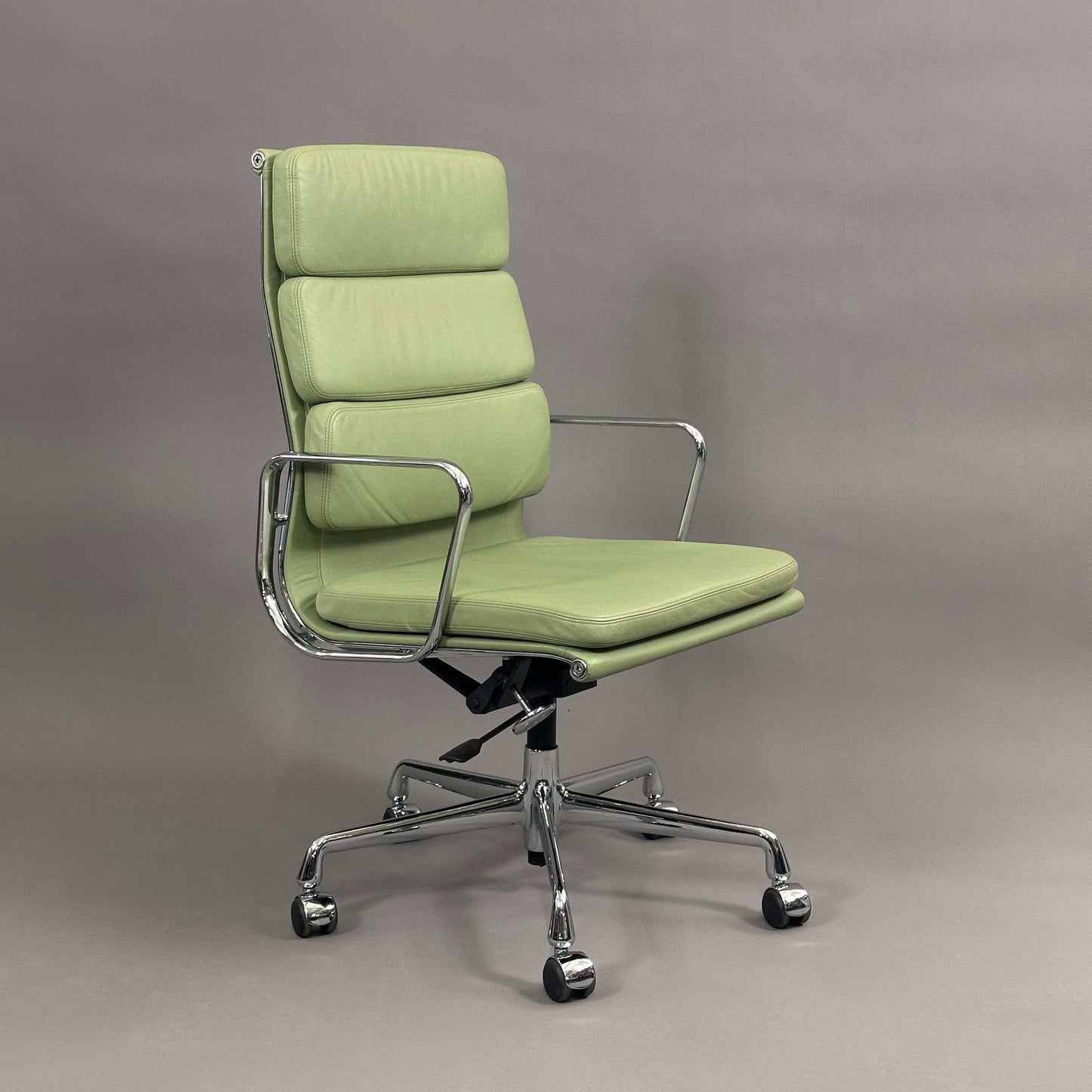 Vitra EA 219 Bürostuhl mit hellgrünem Lederbezug und verchromtem Gestell, höhenverstellbar und mit arretierbarer Rückneigemechanik