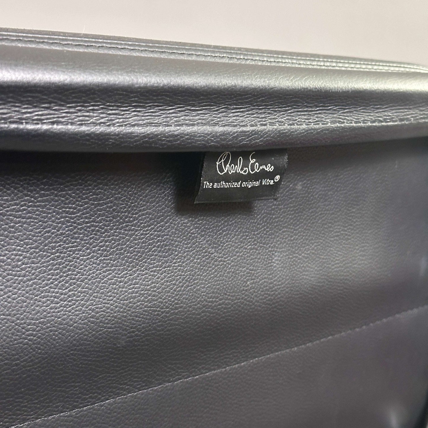 Vitra EA 219 Eames Alu Chair schwarzes Leder mit Chromgestell und Original Charles Eames Label