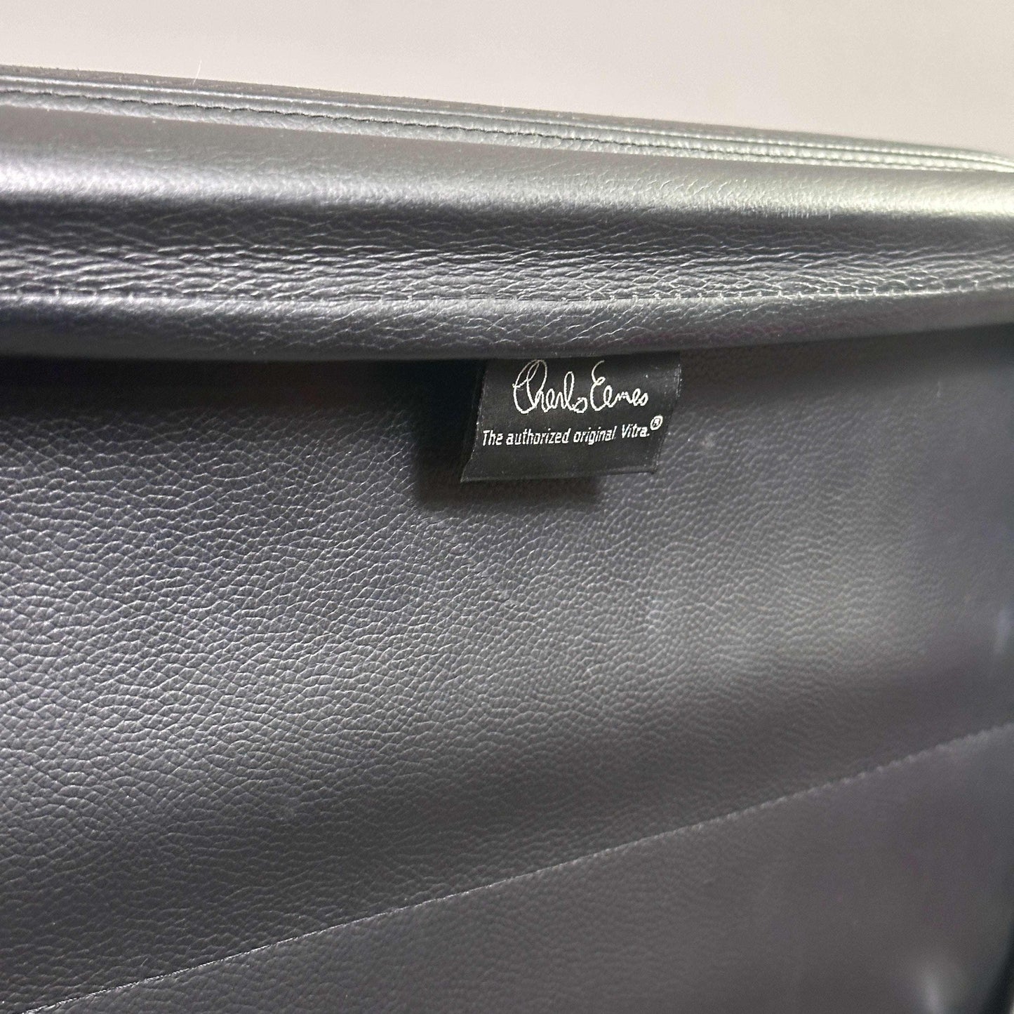 Vitra EA 219 Eames Alu Chair schwarzes Leder mit Chromgestell und Original Charles Eames Label