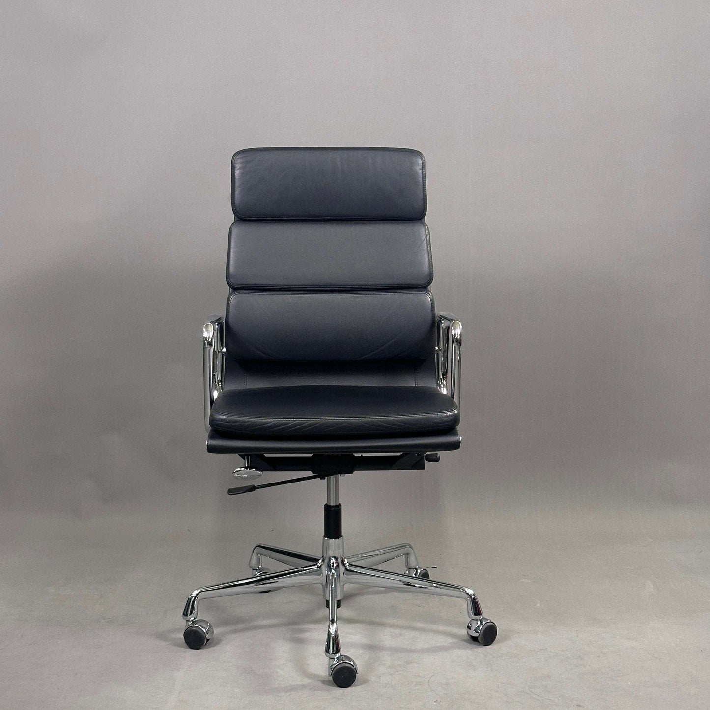 Vitra EA 219 schwarzer Lederbürostuhl mit Chromgestell und verstellbarer Rückenlehne