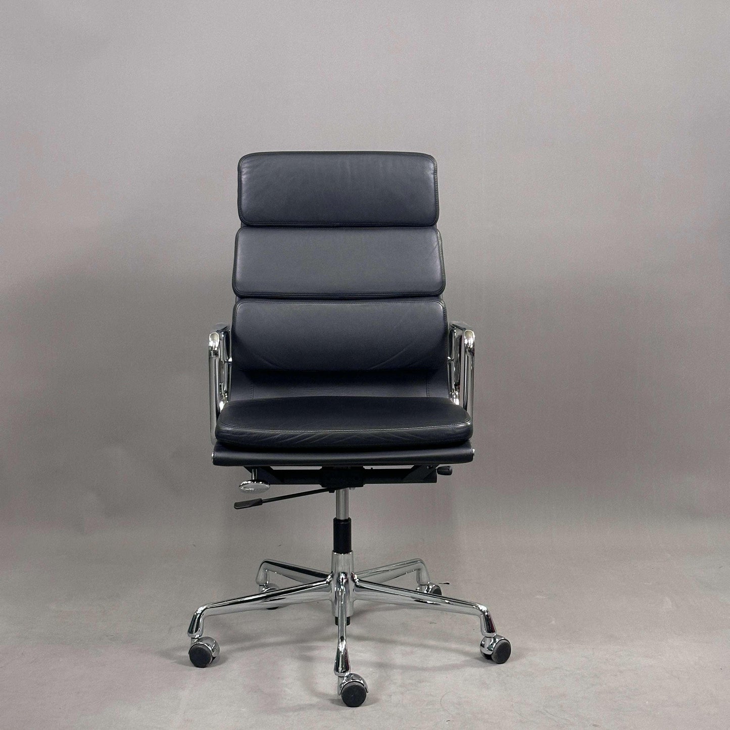 Vitra EA 219 schwarzer Lederbürostuhl mit Chromgestell und verstellbarer Rückenlehne
