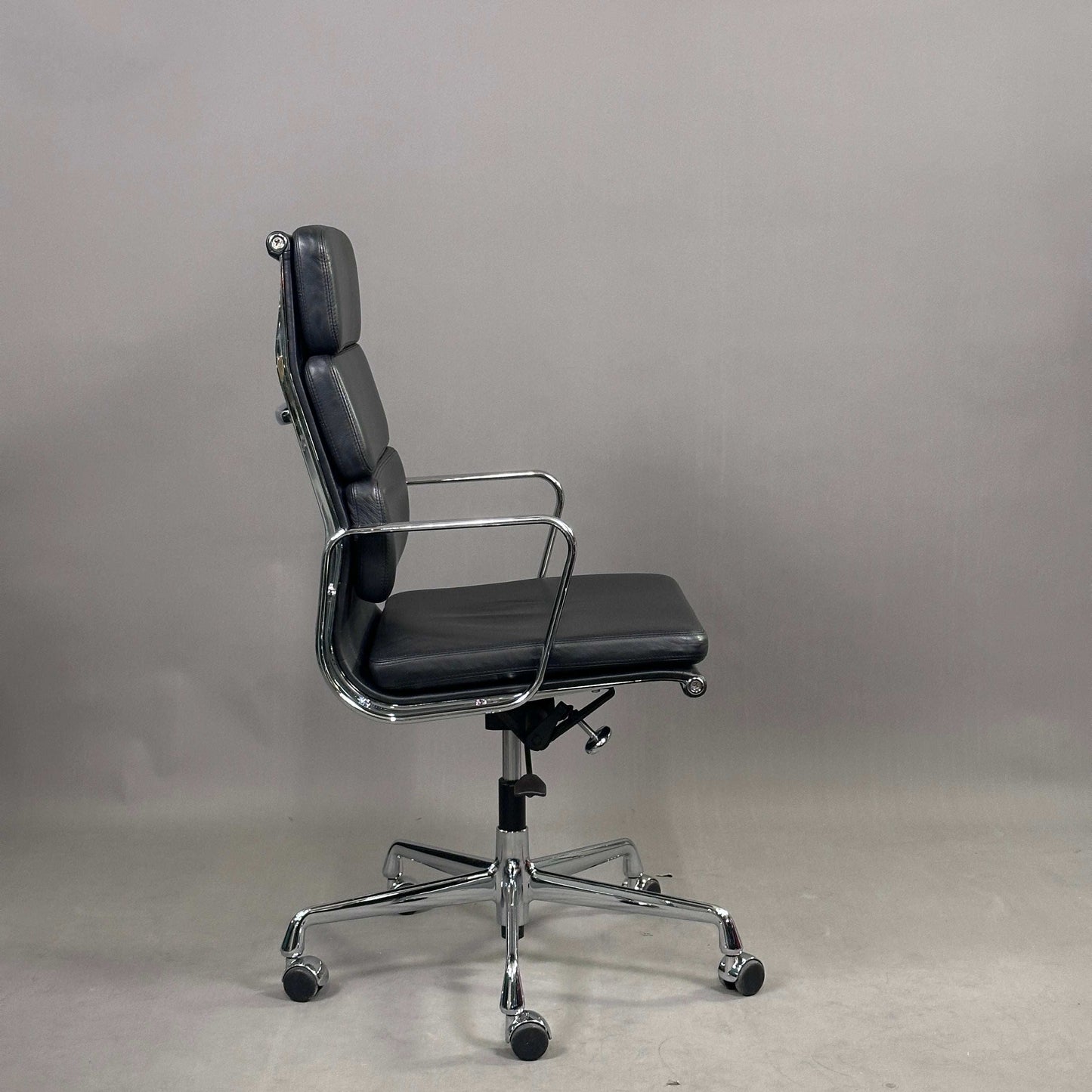 Vitra EA 219 Bürostuhl mit schwarzem Lederbezug und verchromtem Gestell, höhenverstellbar und mit arretierbarer Rückneigemechanik