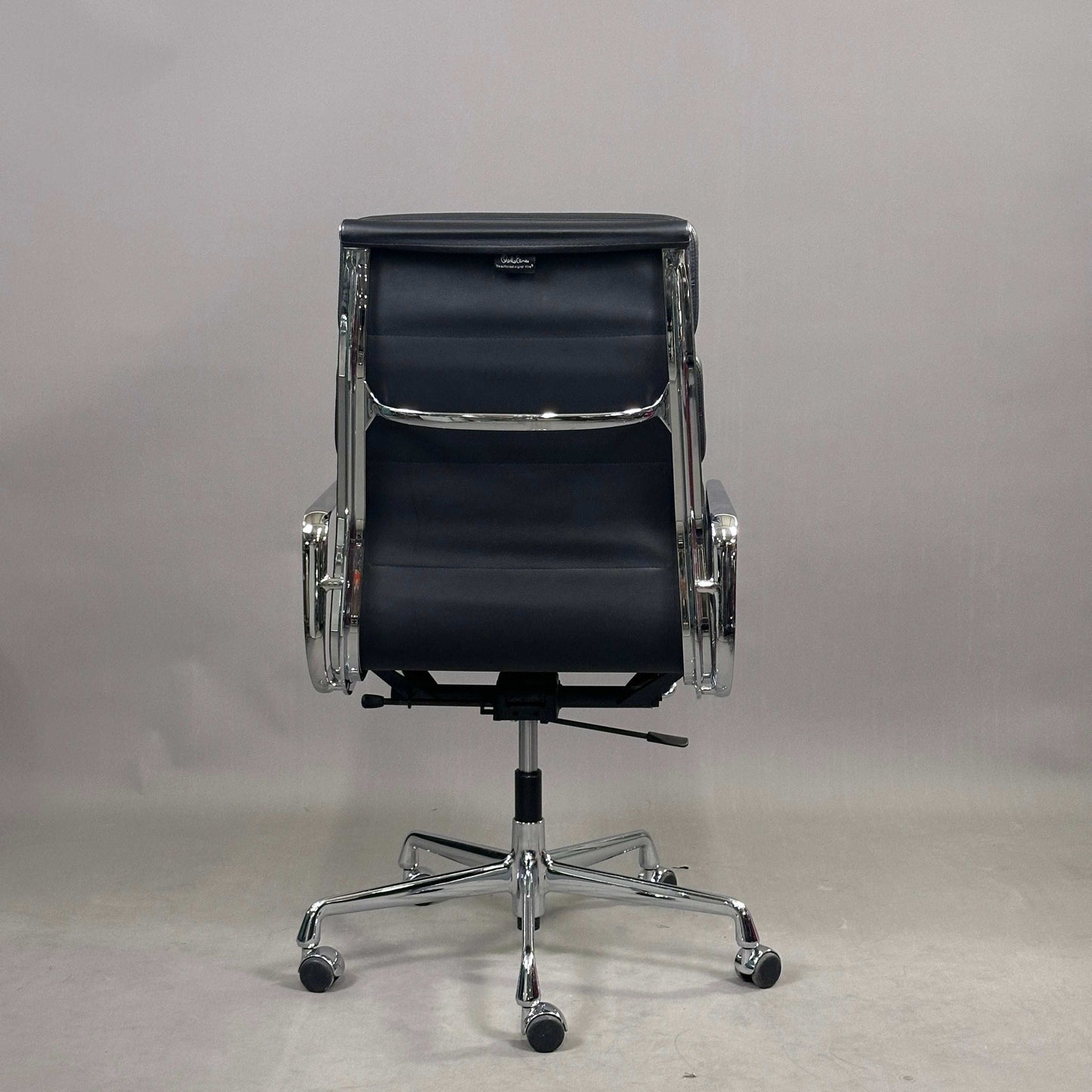 Vitra EA 219 Bürostuhl aus schwarzem Leder mit verstellbarer Rückneigemechanik und Chromgestell