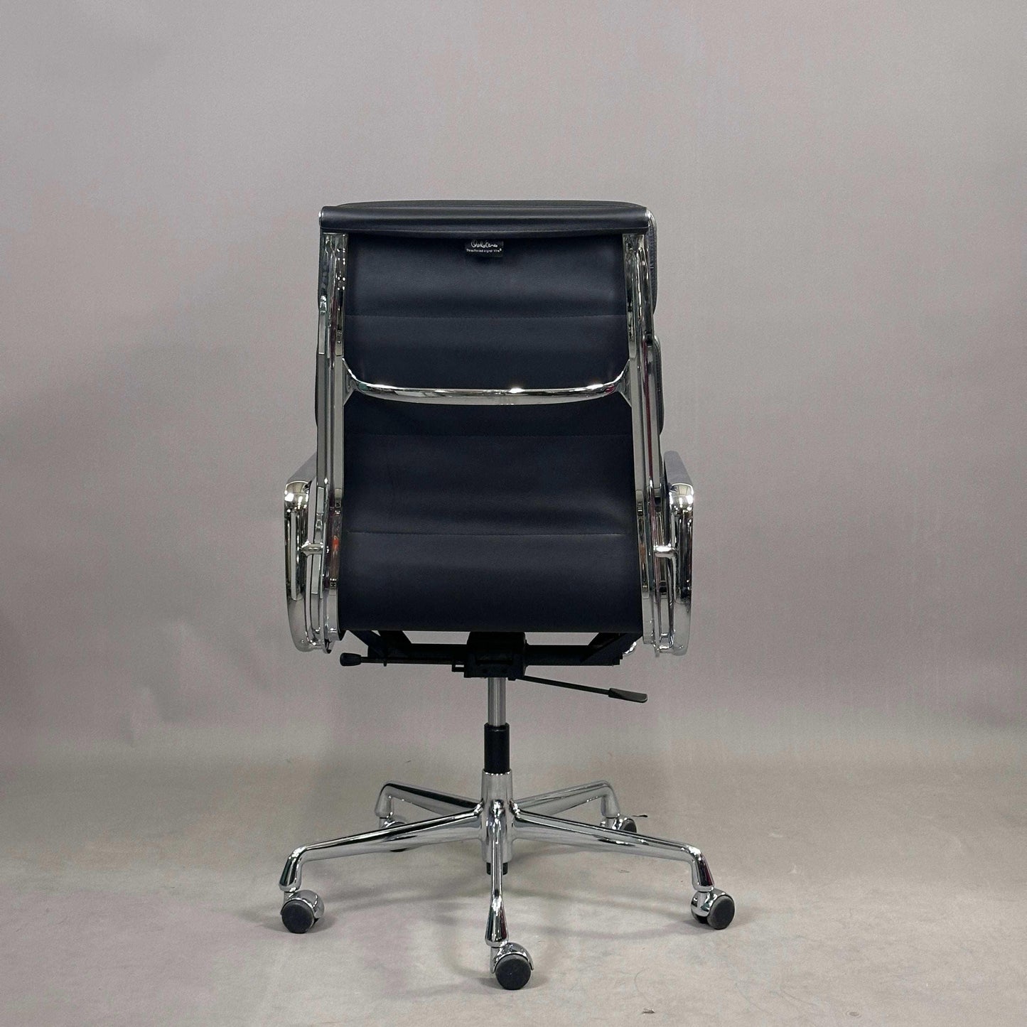 Vitra EA 219 Bürostuhl aus schwarzem Leder mit verstellbarer Rückneigemechanik und Chromgestell