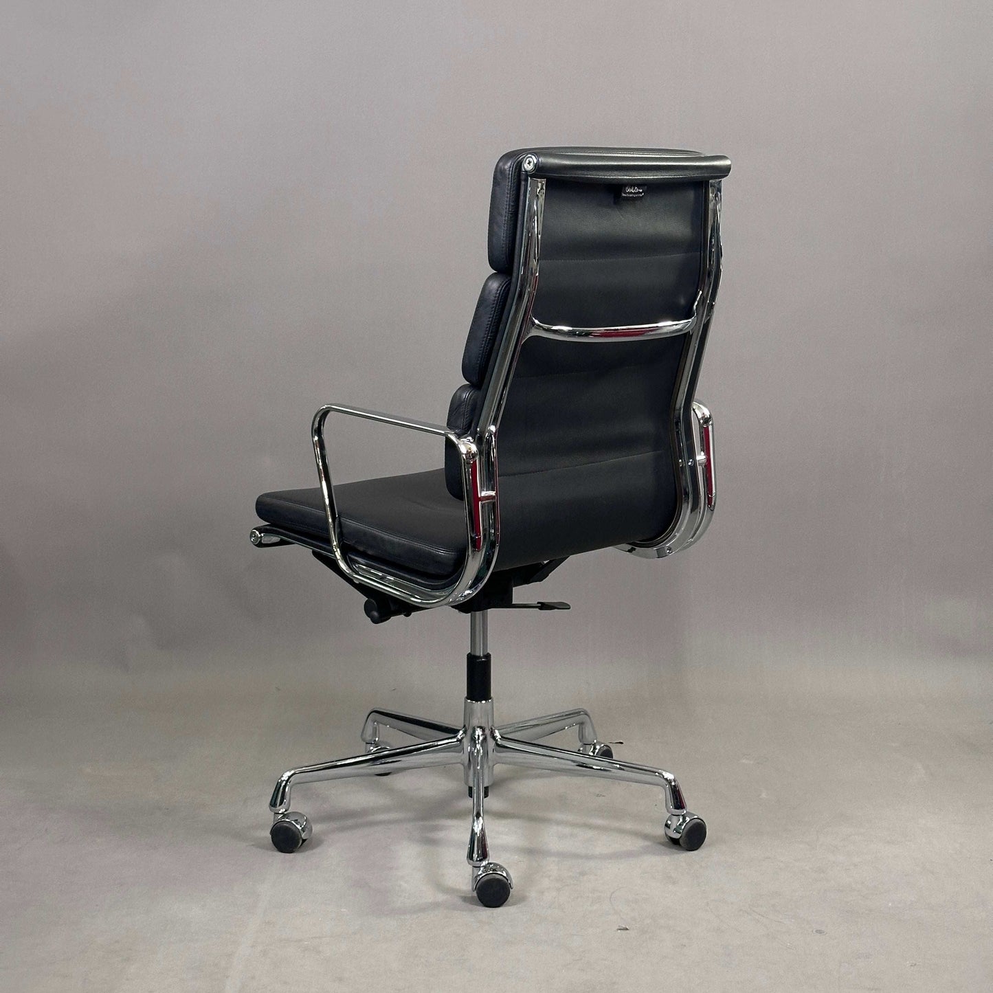Vitra EA 219 Bürostuhl aus schwarzem Leder mit verstellbarer Rückenlehne und Chromgestell