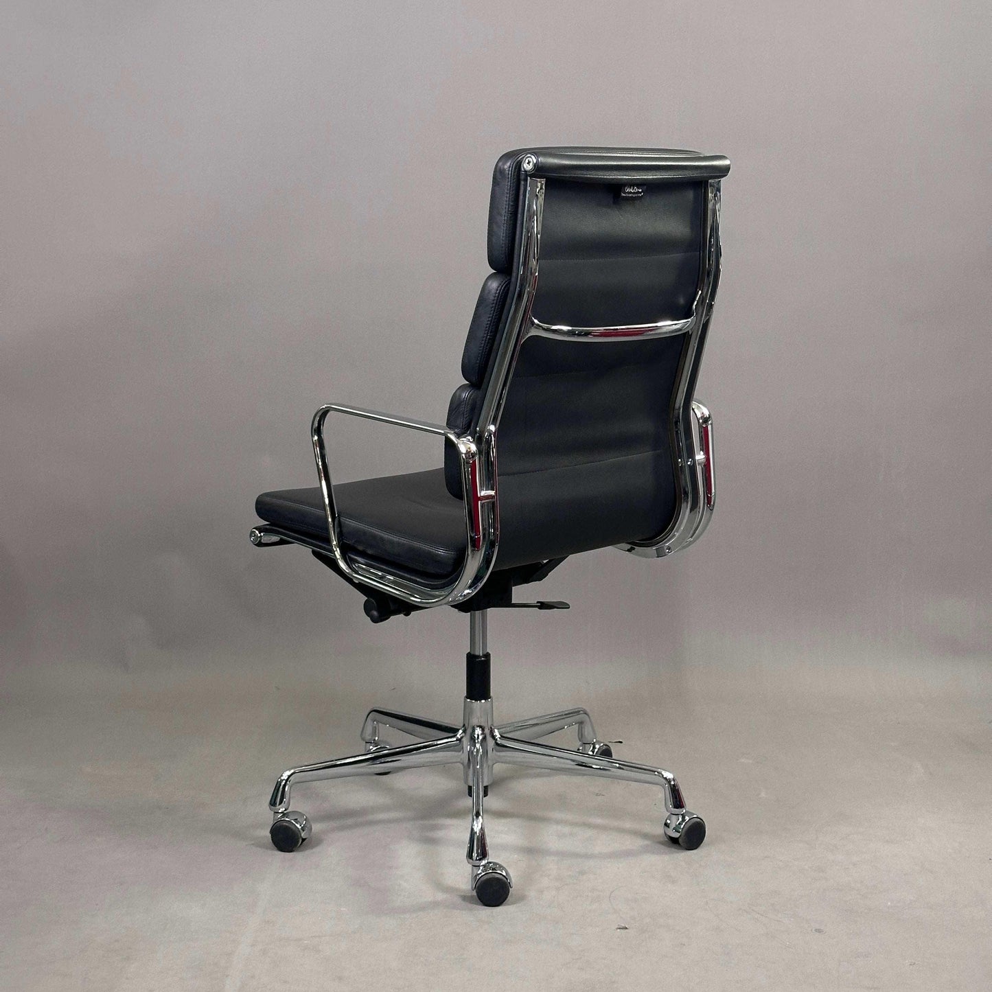 Vitra EA 219 Bürostuhl aus schwarzem Leder mit verstellbarer Rückenlehne und Chromgestell