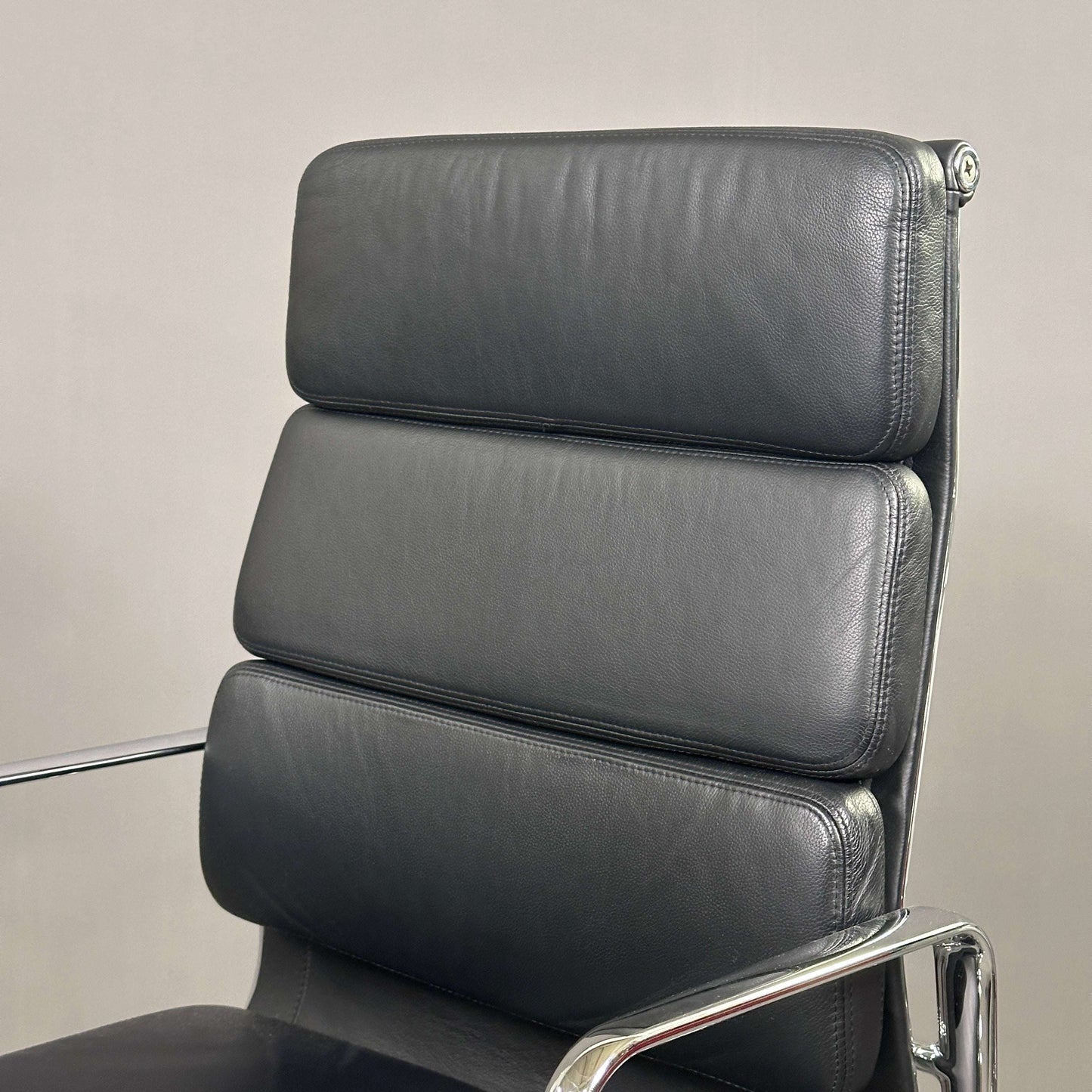 Vitra EA 219 Bürostuhl aus schwarzem Leder mit verstellbarer Rückenlehne und chromfarbenem Gestell