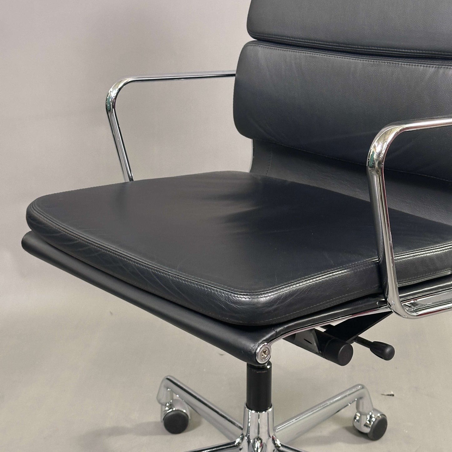 Vitra EA 219 Bürostuhl aus schwarzem Leder mit Chromgestell und verstellbarer Sitzhöhe