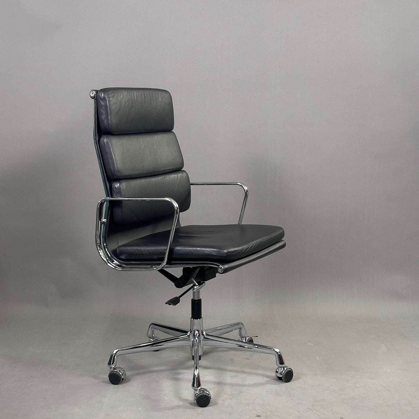 Vitra EA 219 Bürostuhl in schwarzem Leder mit chromgestell und verstellbarer Rückneigemechanik