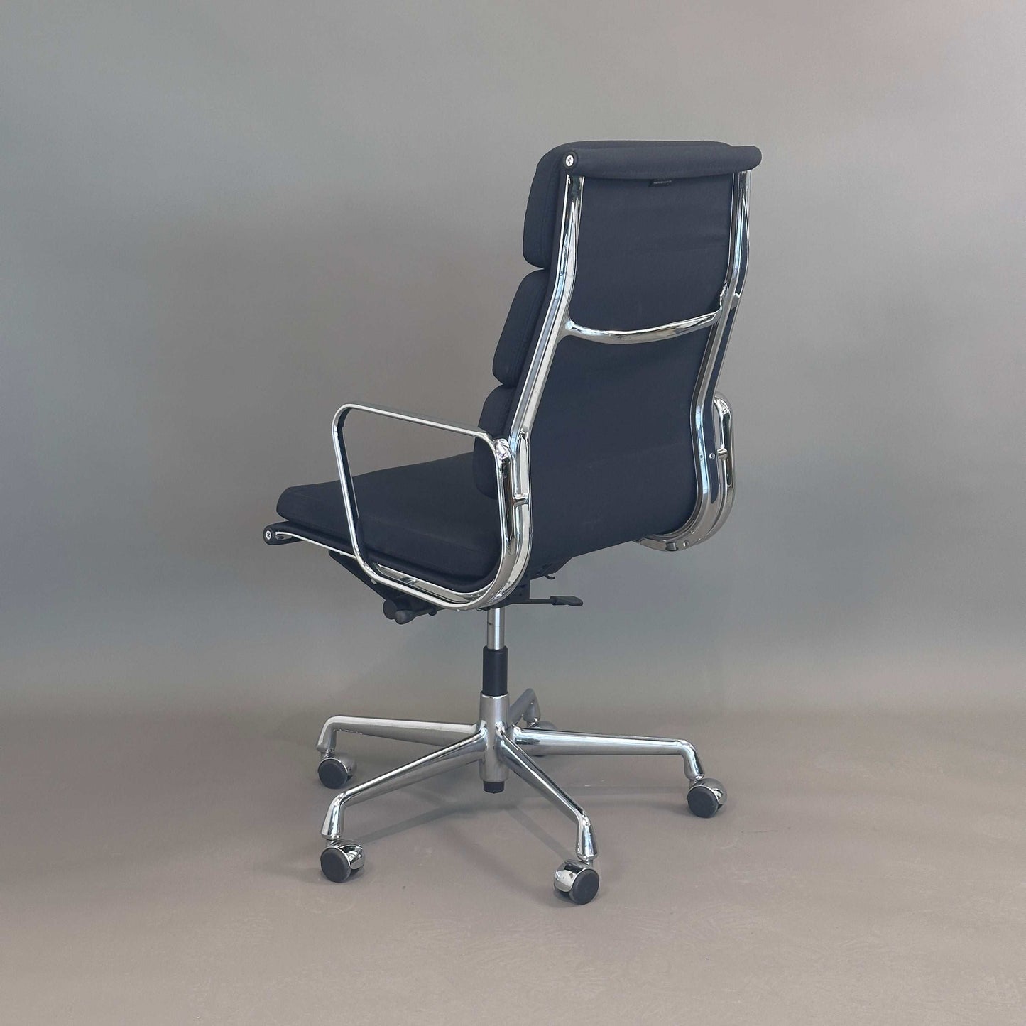Vitra EA 219 Bürostuhl in schwarzem Stoff mit verstellbarer Rückenlehne und Chromgestell