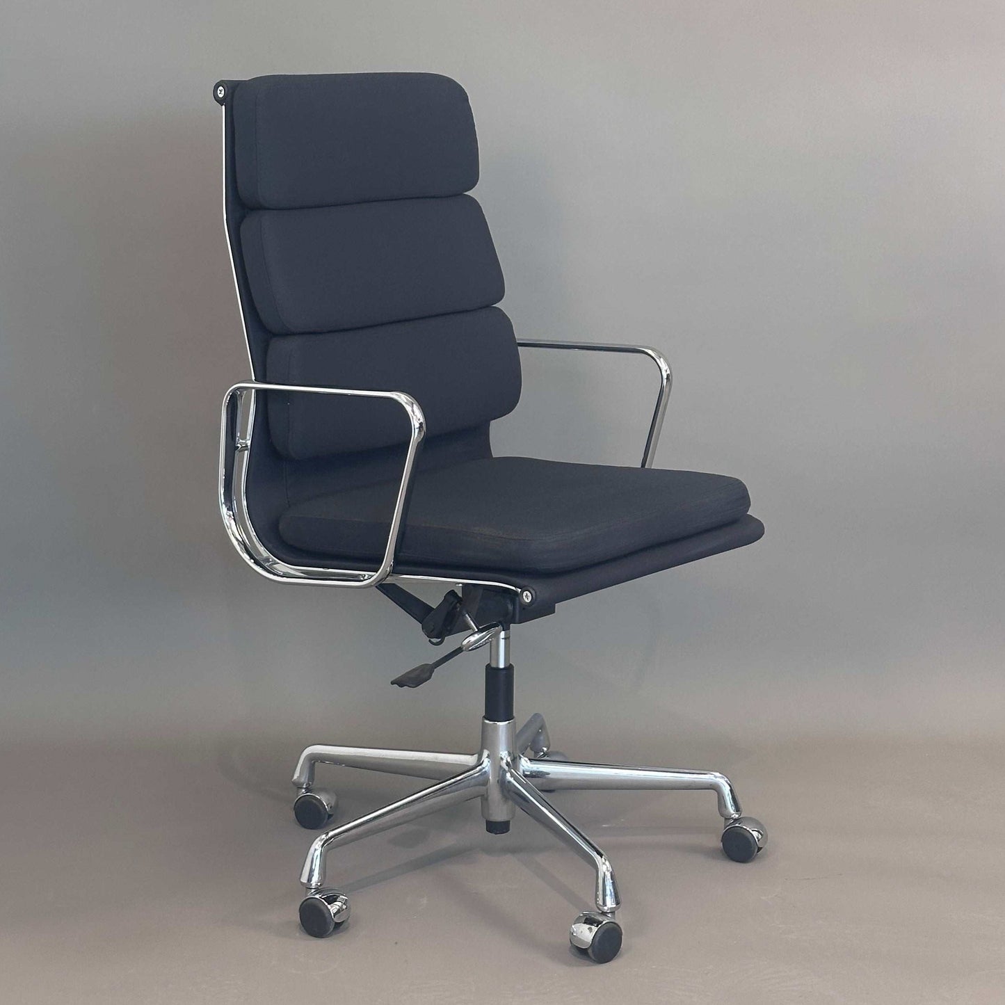 Vitra EA 219 Bürostuhl mit schwarzem Stoffbezug und Chromgestell, höhenverstellbar und neigbar
