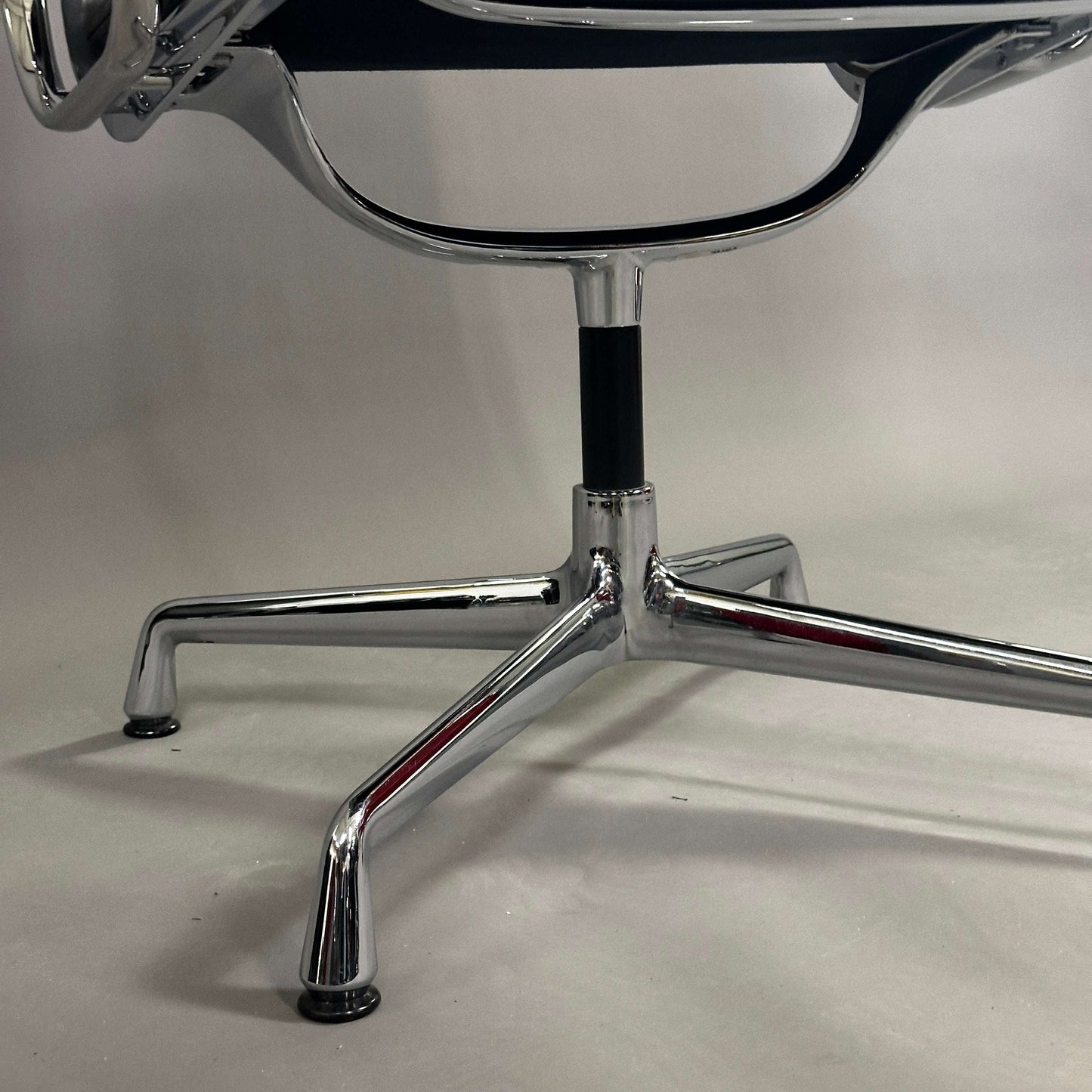 Vitra EA Soft Pad Stuhlfuß aus verchromtem Metall mit schwarzem Lederpolster
