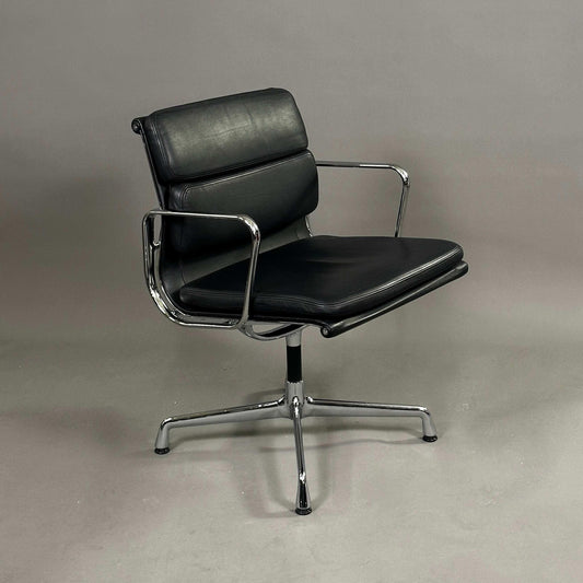 Vitra EA Soft Pad Stuhl EA207 schwarz mit gepolstertem Leder und Chromgestell, eleganter Bürostuhl