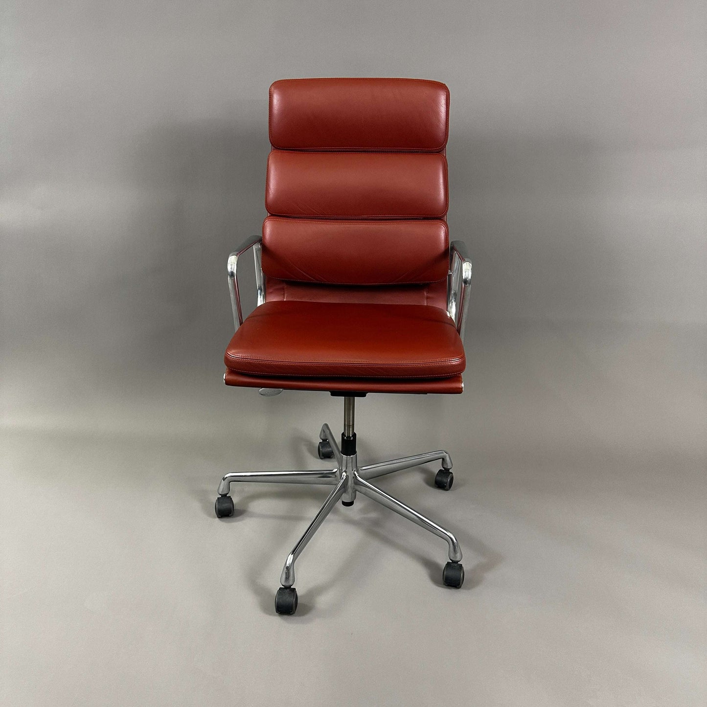 Vitra EA219 Leder Bürostuhl mit rotbraunem Premiumleder und poliertem Aluminiumgestell, höhenverstellbar und mit arretierbarer Rückneigemechanik