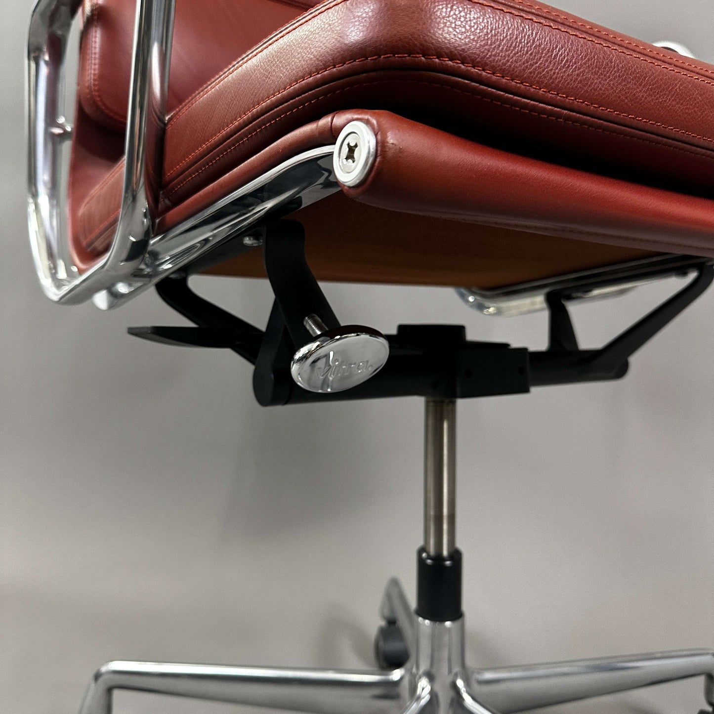 Vitra EA219 Leder Bürostuhl rotbraun mit poliertem Aluminiumgestell und verstellbarer Sitzhöhe