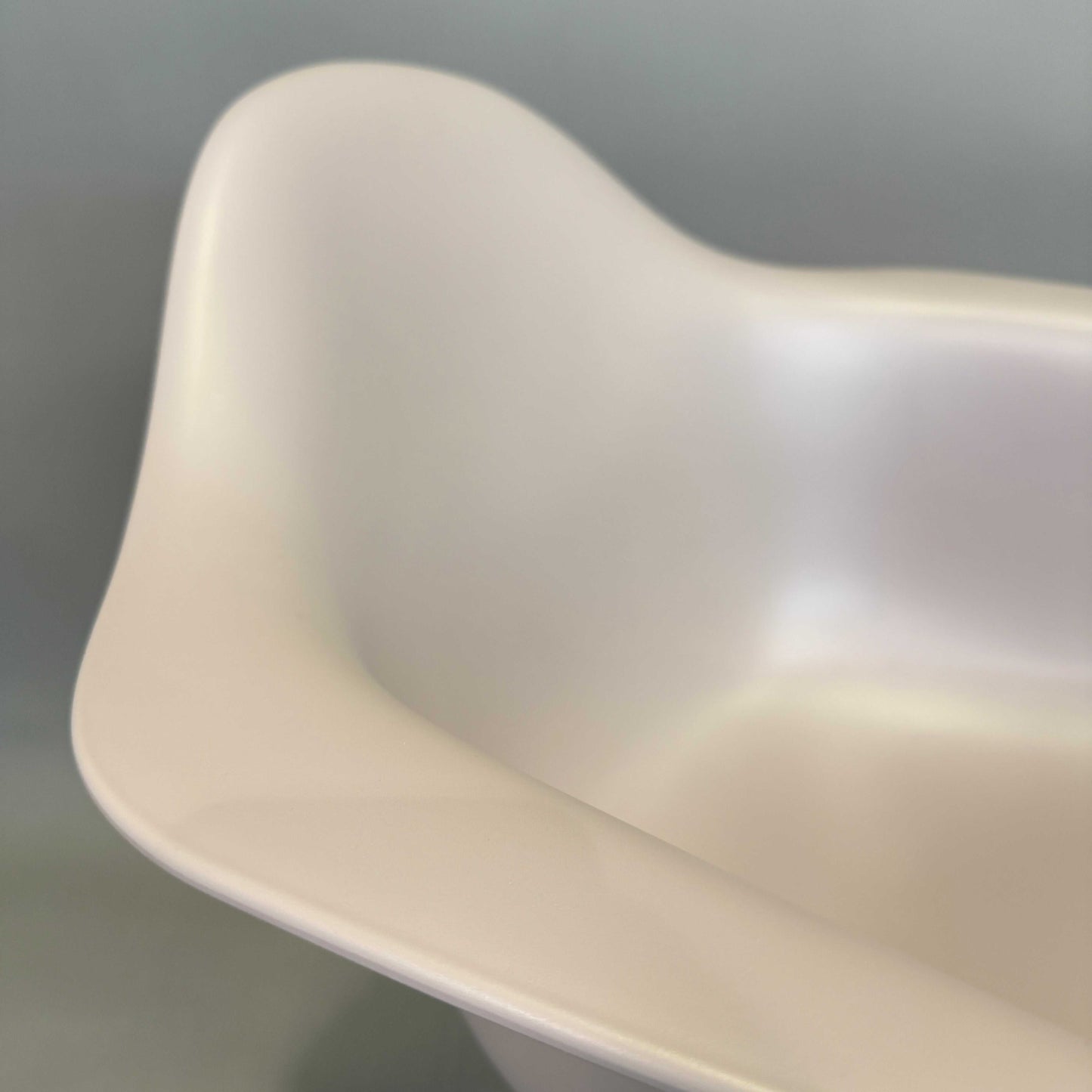Vitra Eames Plastic Armchair DAR in mauvegrau, gebrauchter Zustand, modernes Design