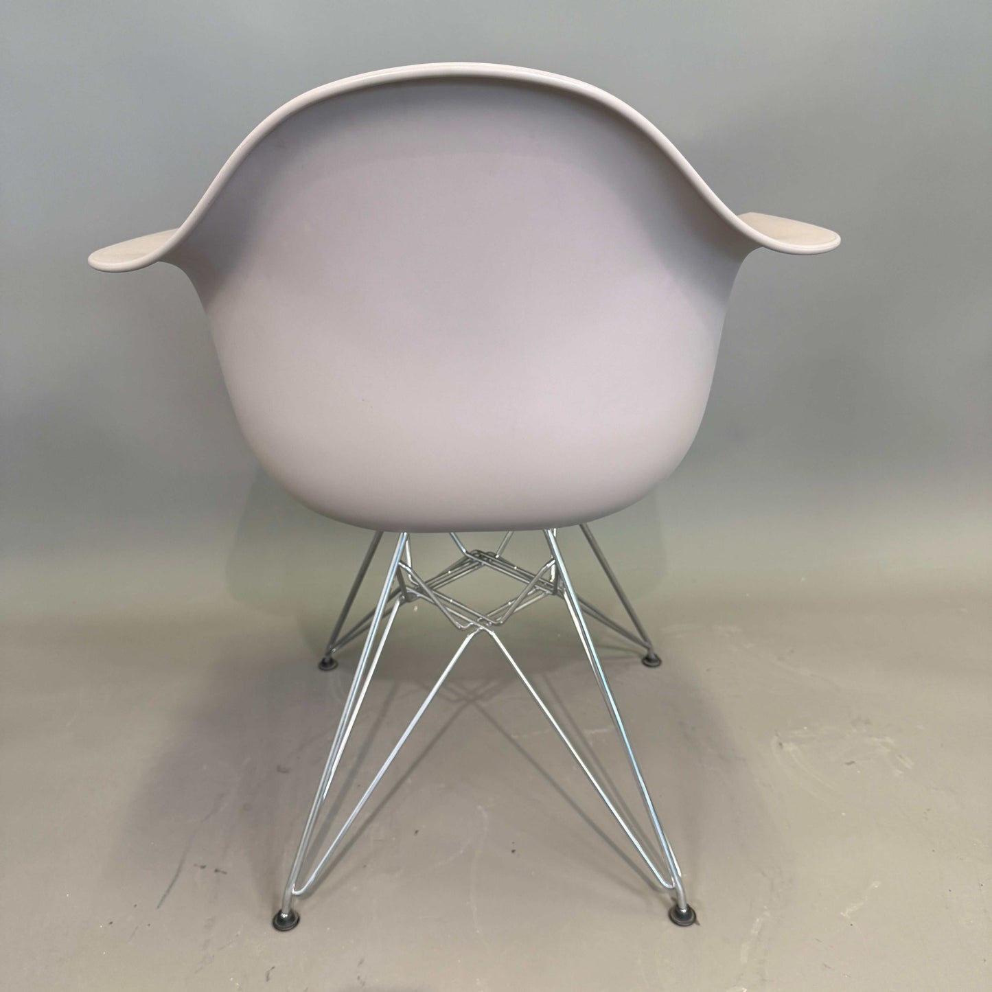 Vitra Eames Plastic Armchair DAR Mauvegrau mit Metallgestell und Armlehnen, gebrauchter Zustand