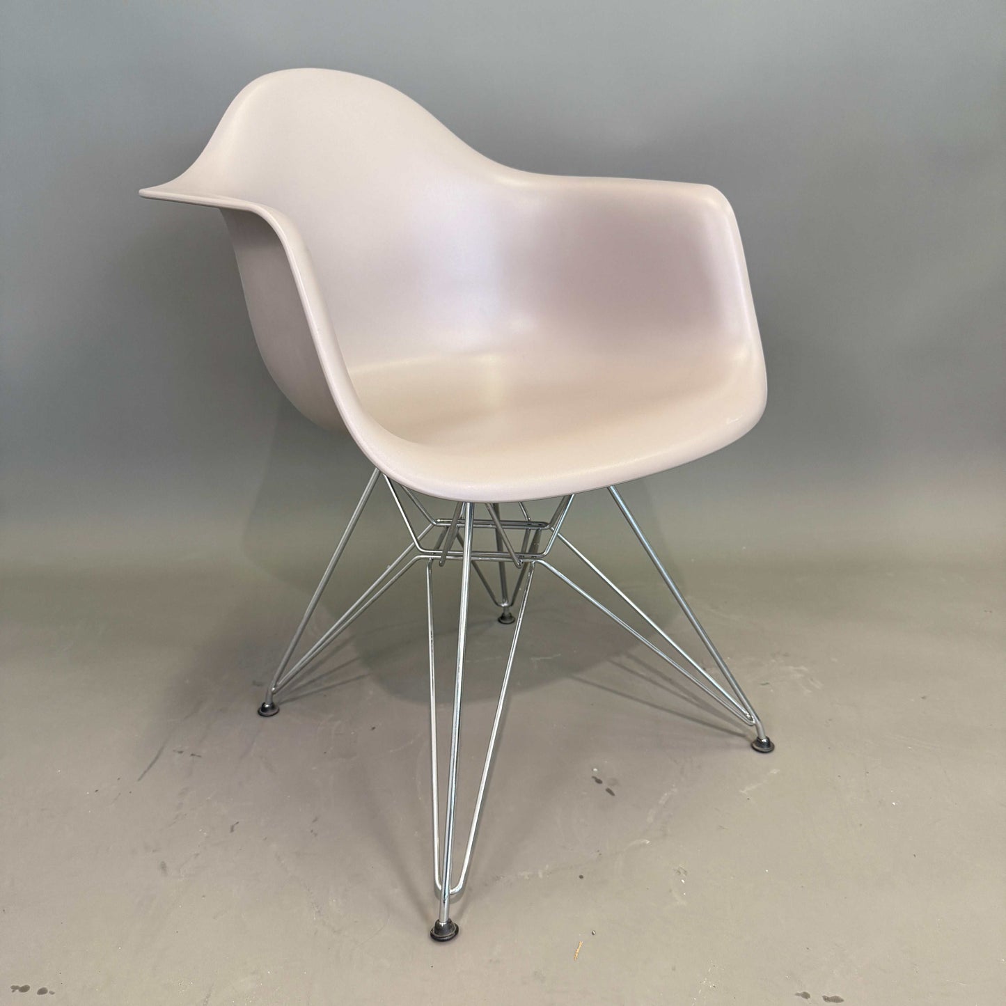 Vitra Eames Plastic Armchair DAR in mauvegrau mit Metallgestell in sehr gutem gebrauchten Zustand