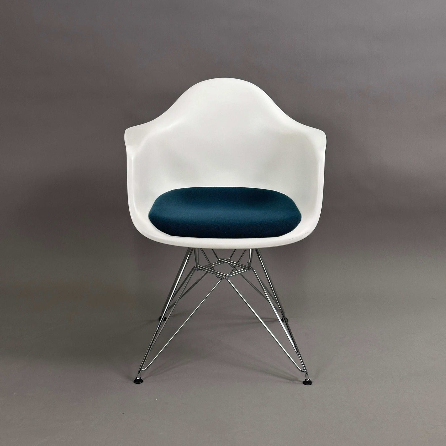 Vitra Eames Plastic Armchair DAR weiß mit petrolfarbener Sitzpolsterung und verchromtem Metallgestell