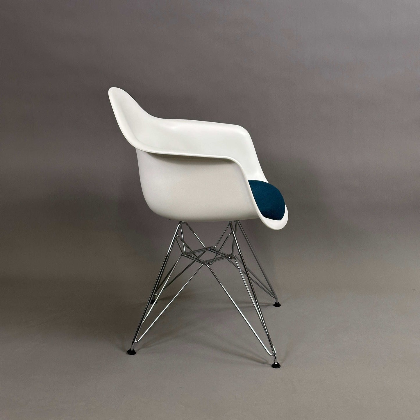 Vitra Eames Plastic Armchair DAR weiß mit petrolfarbenem Sitzpolster und verchromtem Metallgestell