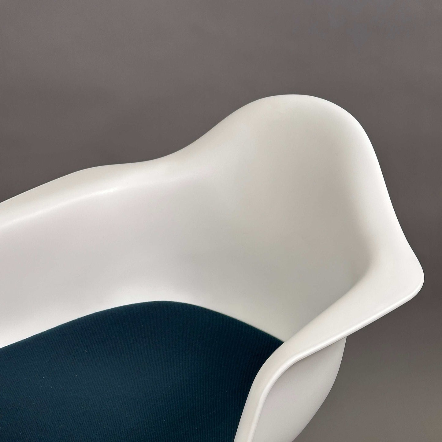 Vitra Eames Plastic Armchair DAR mit weißer Sitzschale und petrolfarbenem Sitzpolster, verchromtes Metallgestell