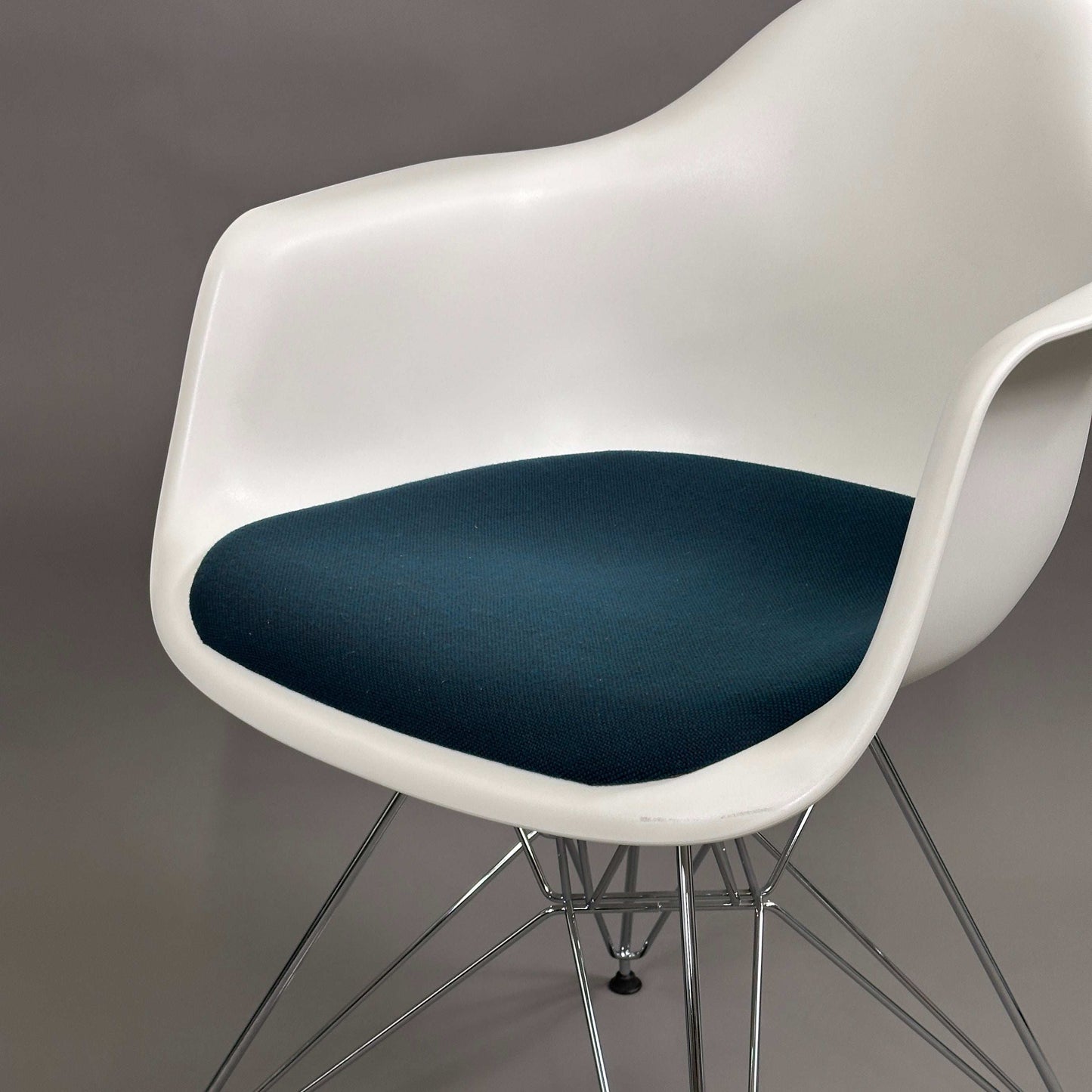 Vitra Eames Plastic Armchair DAR weiß mit petrolfarbenem Sitzpolster und verchromtem Metallgestell