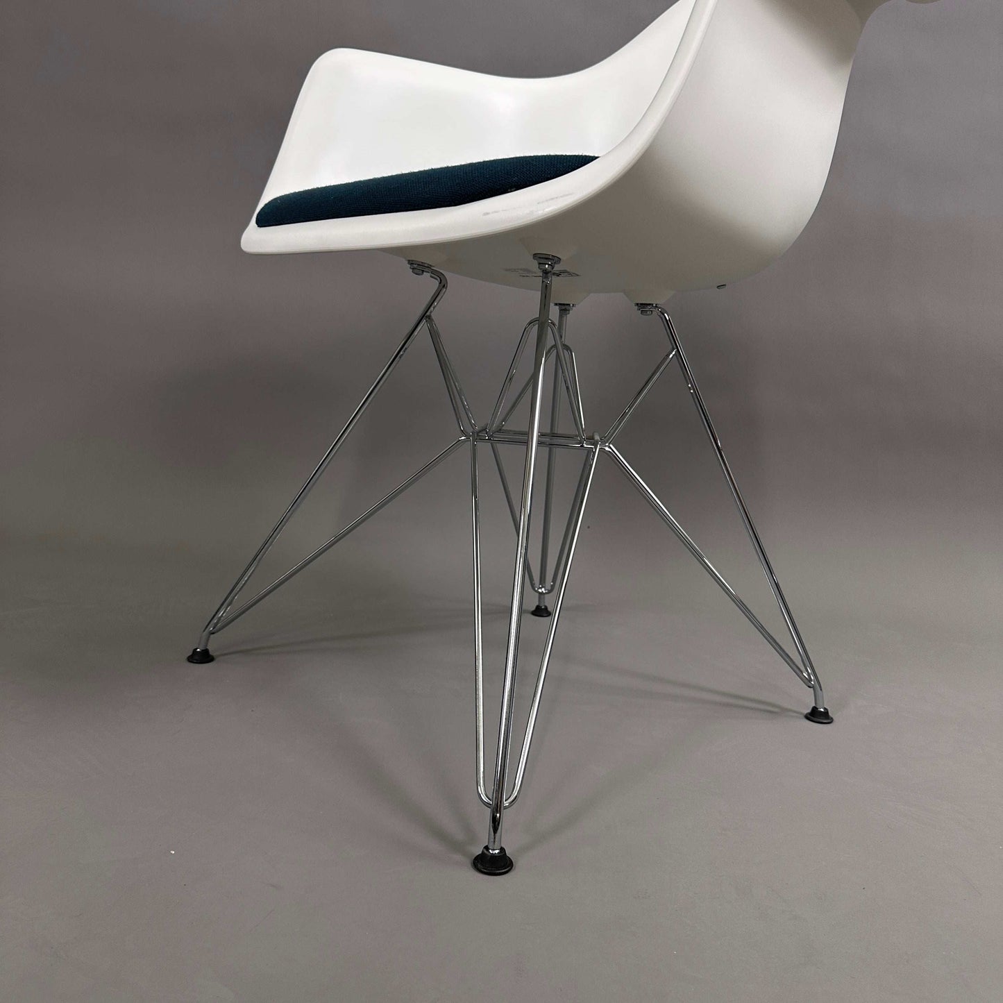Vitra Eames Plastic Armchair DAR mit weißer Sitzschale, petrolfarbenem Polster und verchromtem Metallgestell