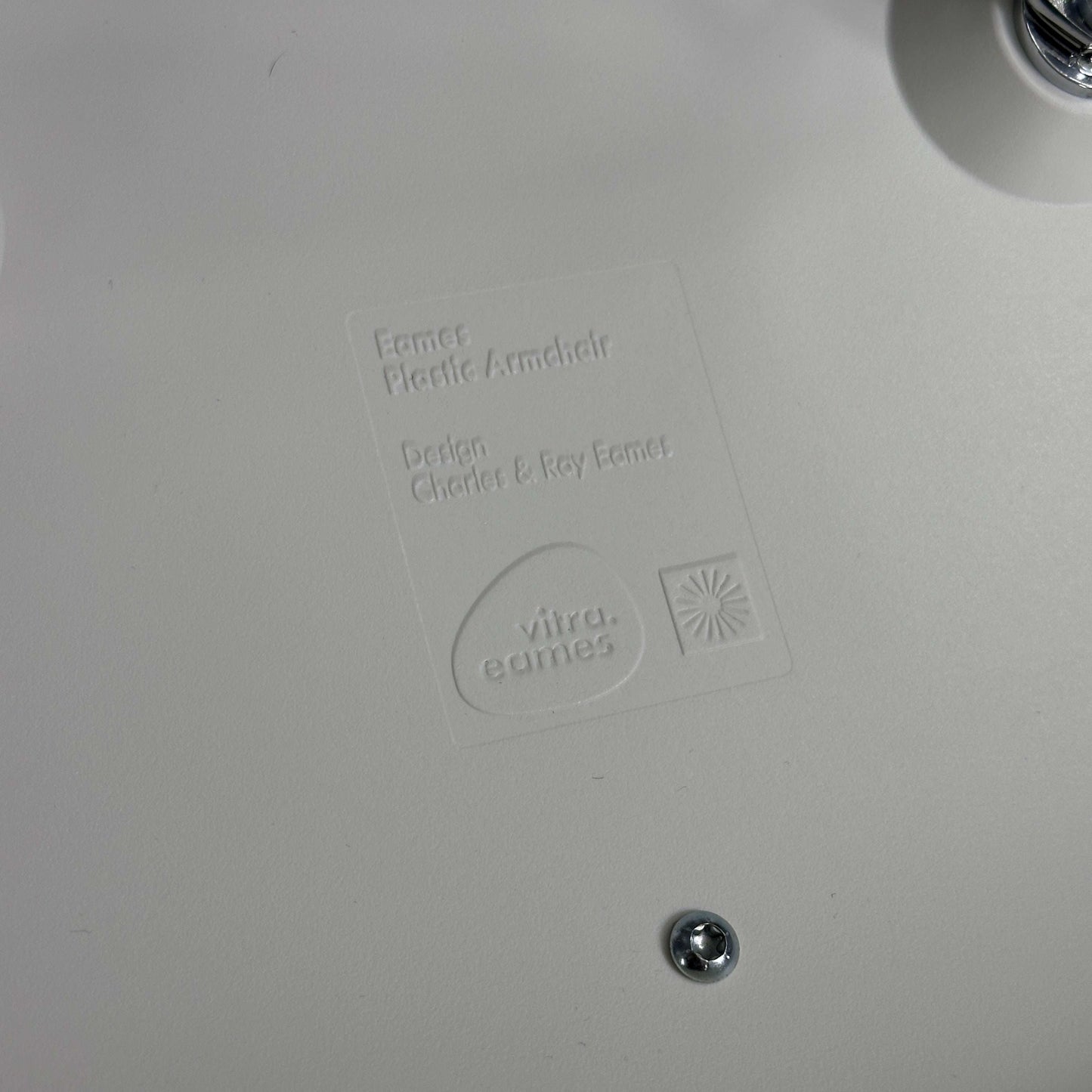 Vitra Eames Plastic Armchair DAR Sitzschale mit Herstellerprägung und verchromtem Metallgestell