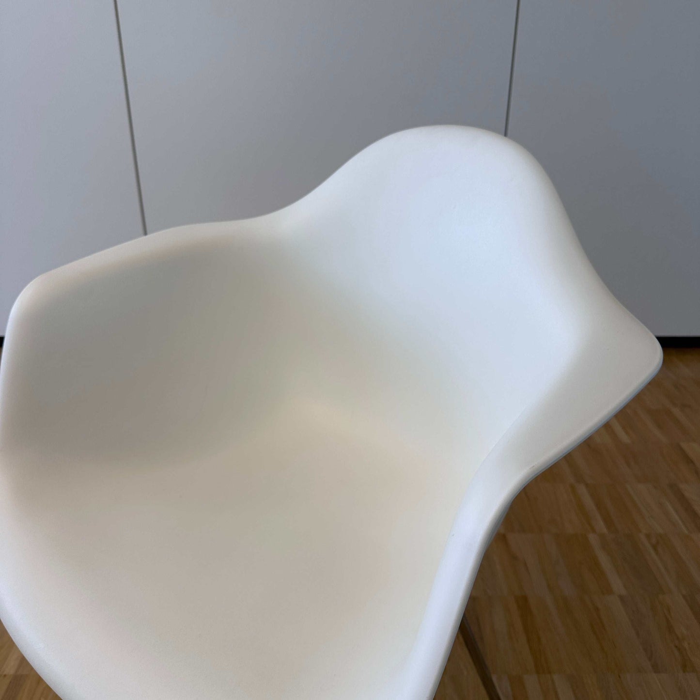 Vitra Eames Plastic Armchair weiß mit weißer PE-Sitzschale und verchromtem Metallgestell