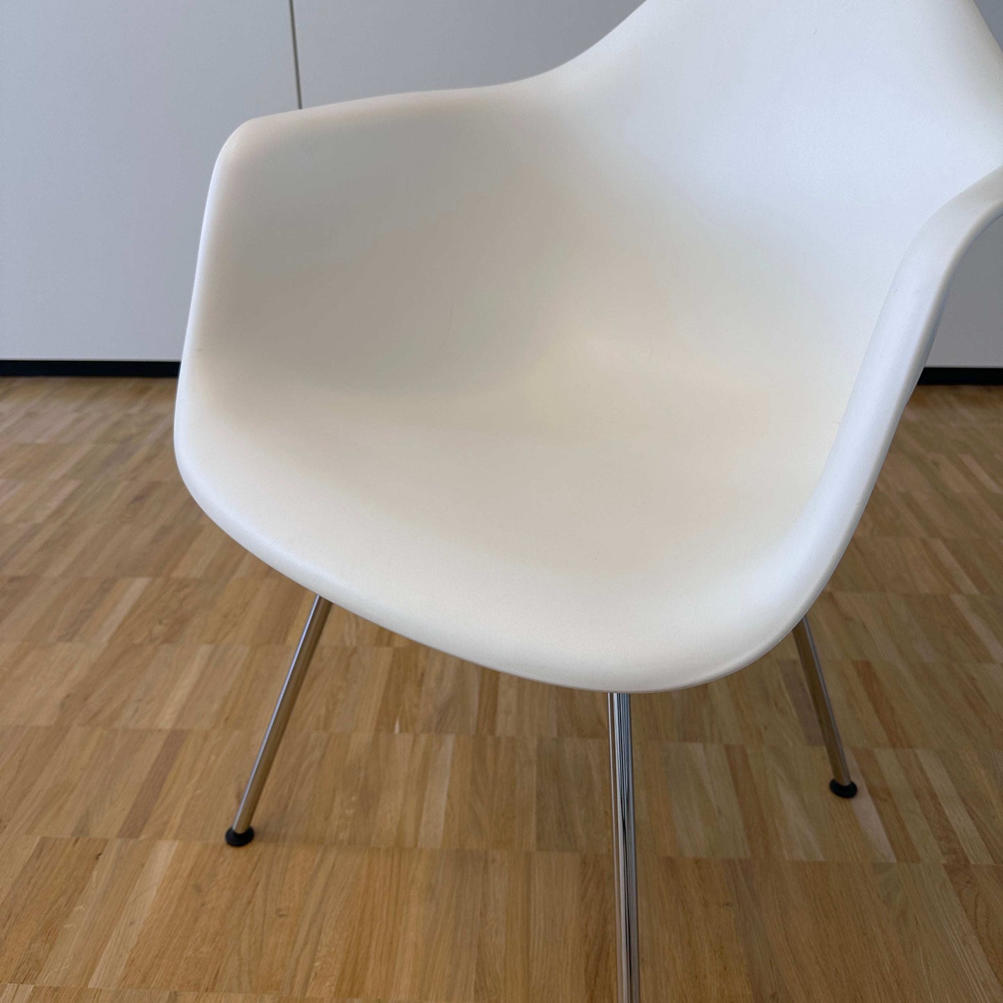Vitra Eames Plastic Armchair weiß mit verchromtem Metallgestell und Sitzschale aus weißem PE Kunststoff
