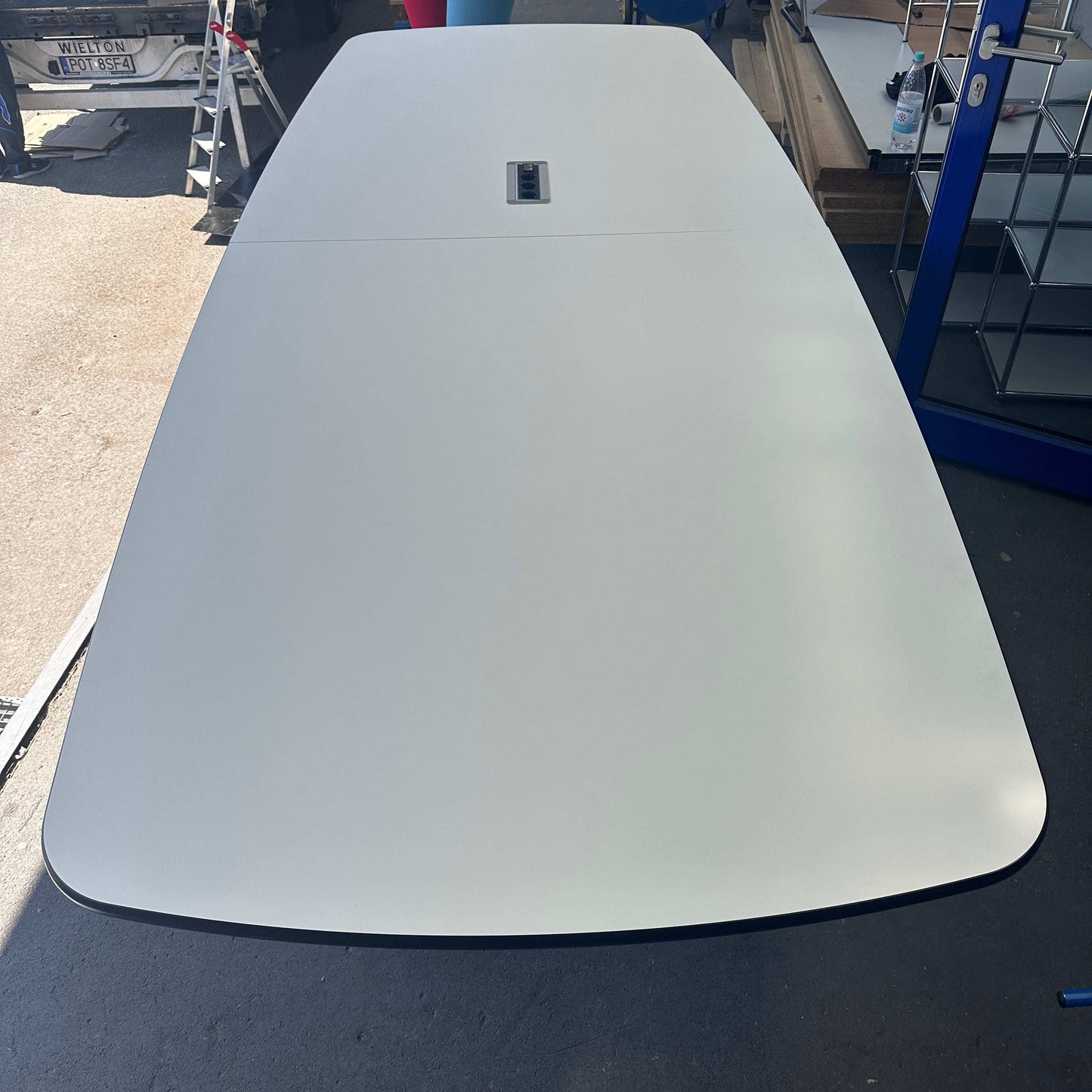 Vitra Eames Segmented Table großer weißer Konferenztisch mit schwarzer Kante und Elektrifizierung 340x130 cm