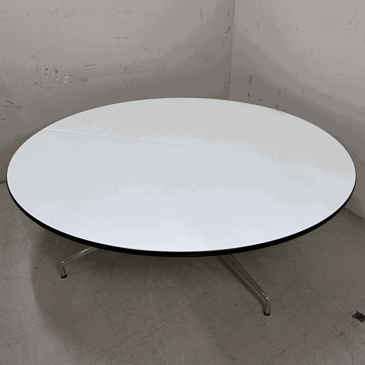 Vitra Eames Segmented Table runder weißer Tisch mit 210 cm Durchmesser und Metallbeinen