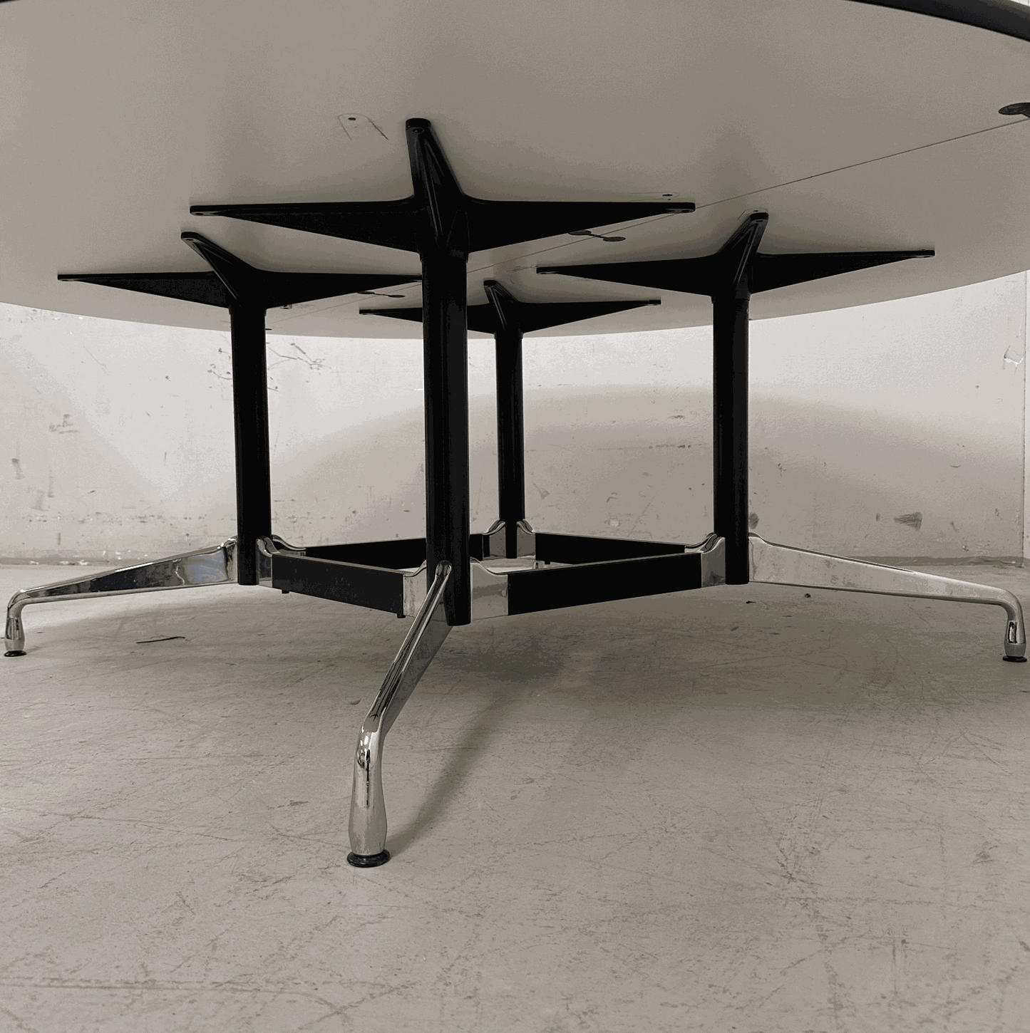 Vitra Eames Segmented Table rund 210cm weiß mit schwarzem Metallgestell und verchromten Beinen