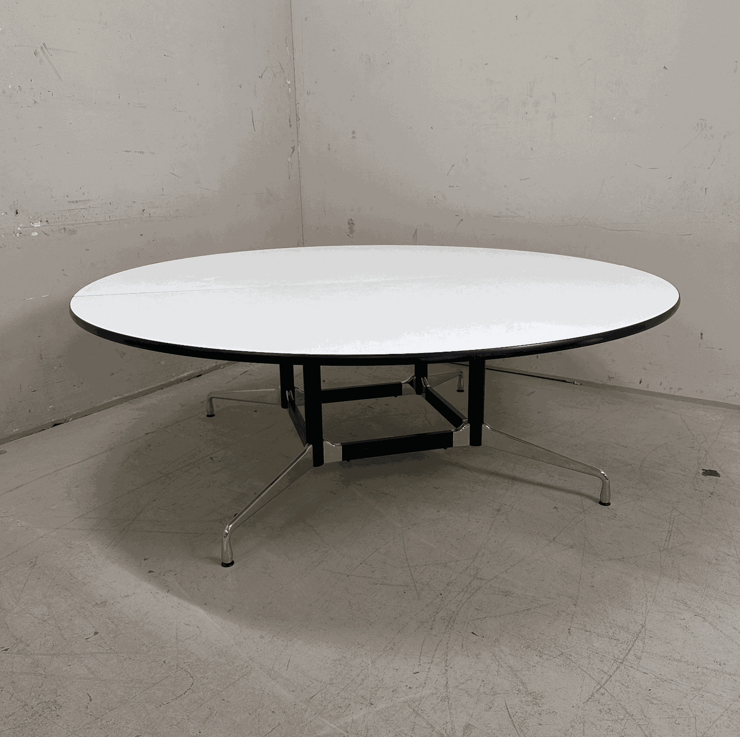 Vitra Eames Segmented Table weißer runder Tisch 210cm Durchmesser moderne Designplattform