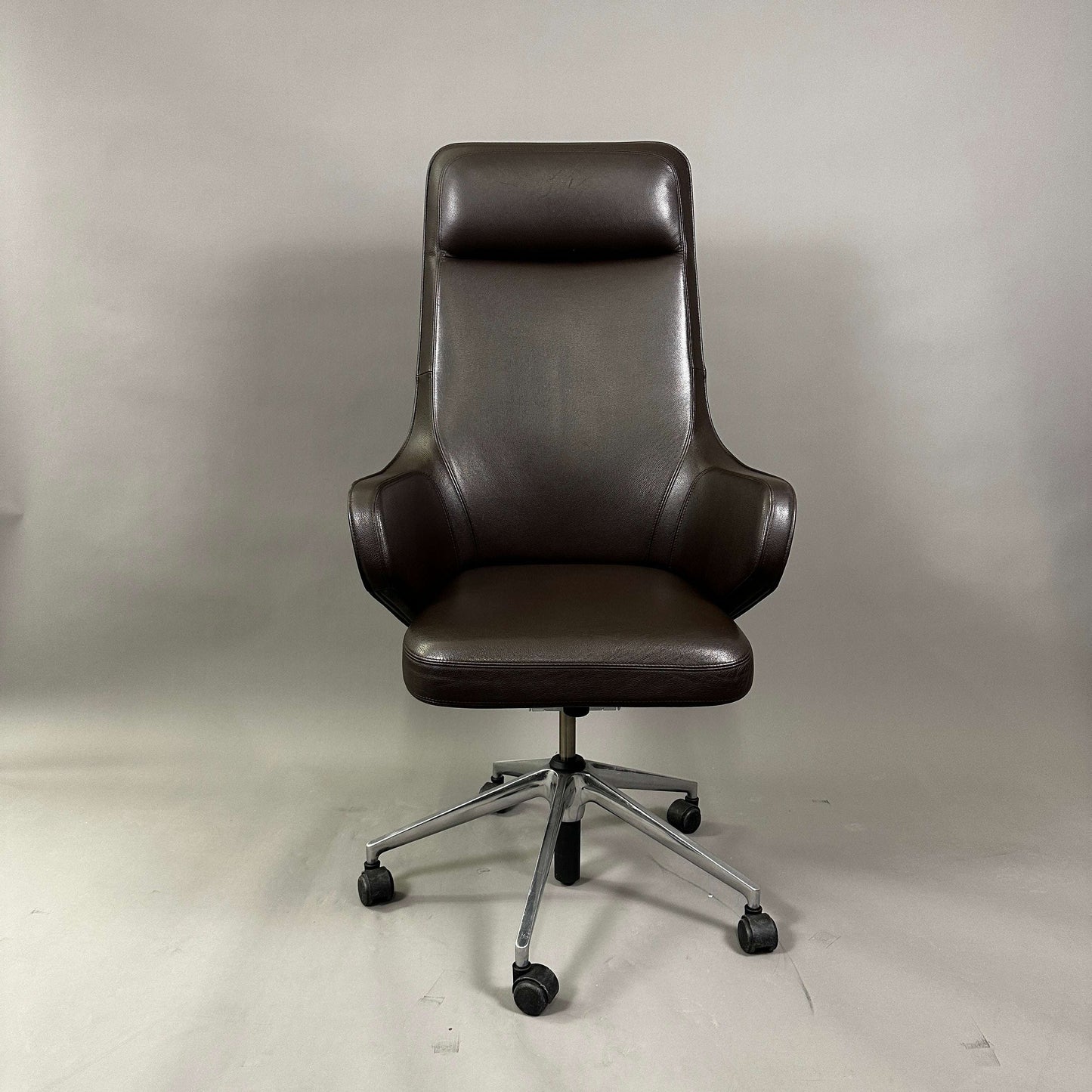 Vitra Grand Executive Chefsessel aus braunem Leder mit höhenverstellbarer und arretierbarer Neigung